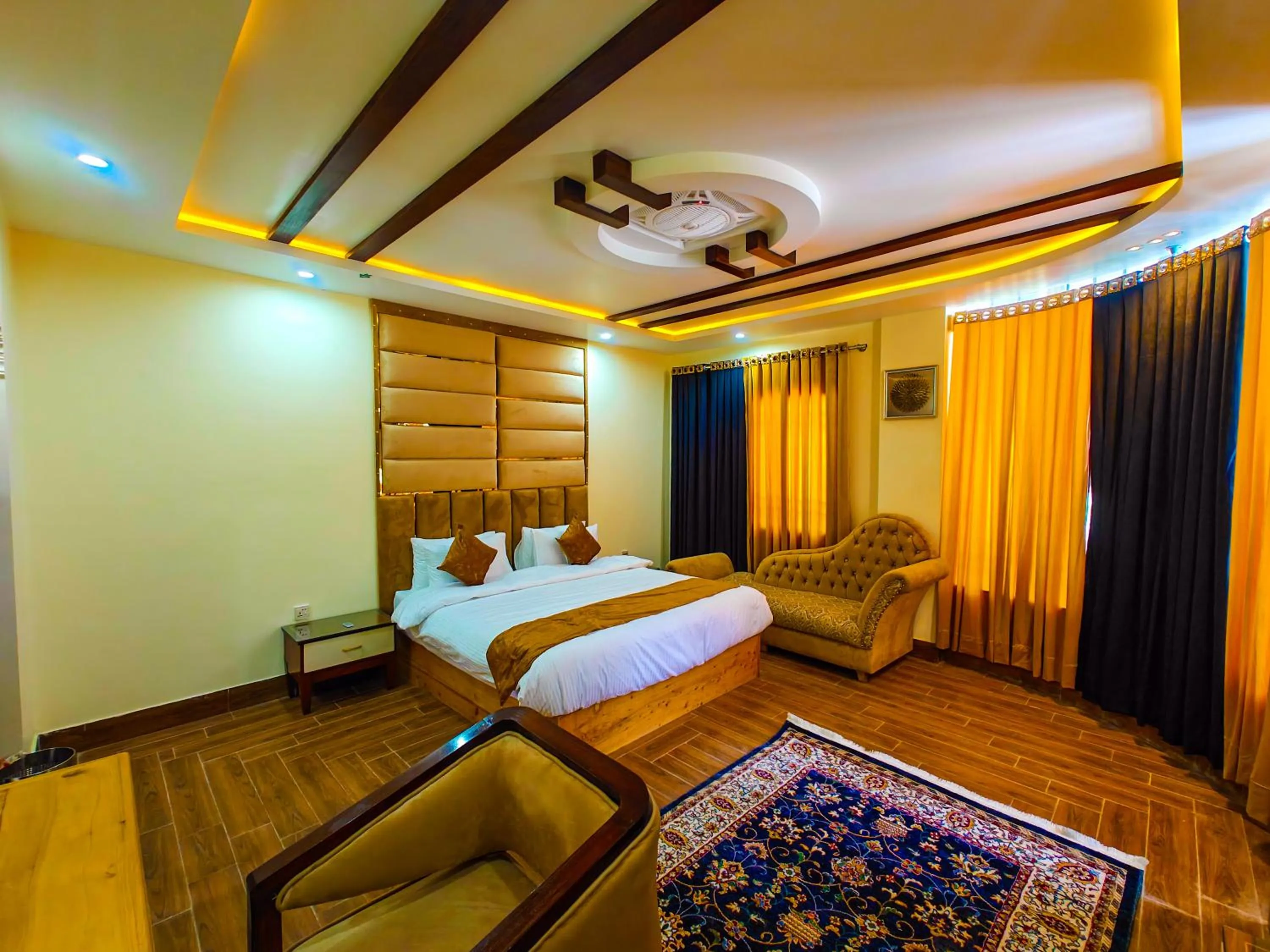 Living room, Bed in Kabirs Hotel Kalam