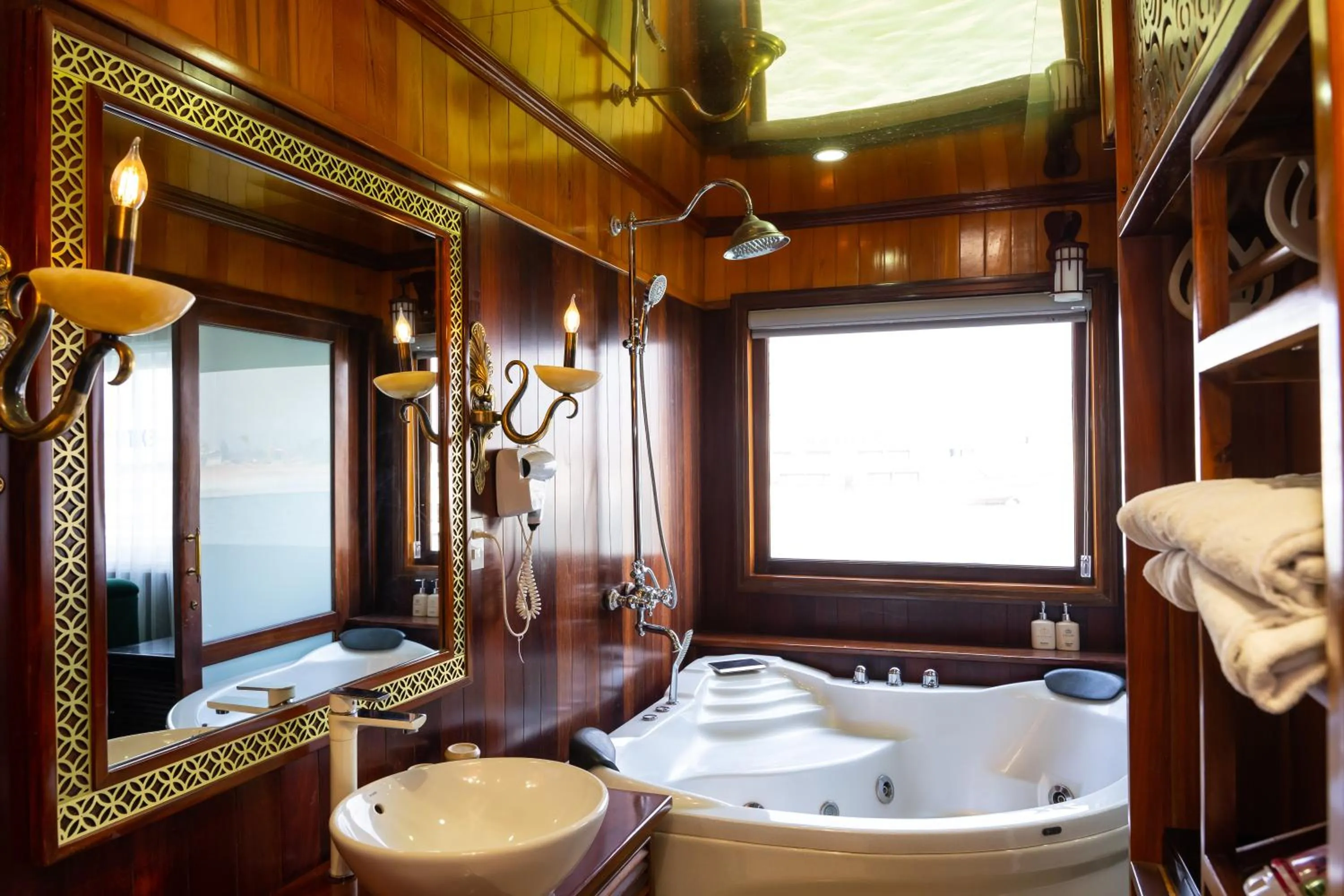 Bathroom in La Regina Royal Cruise