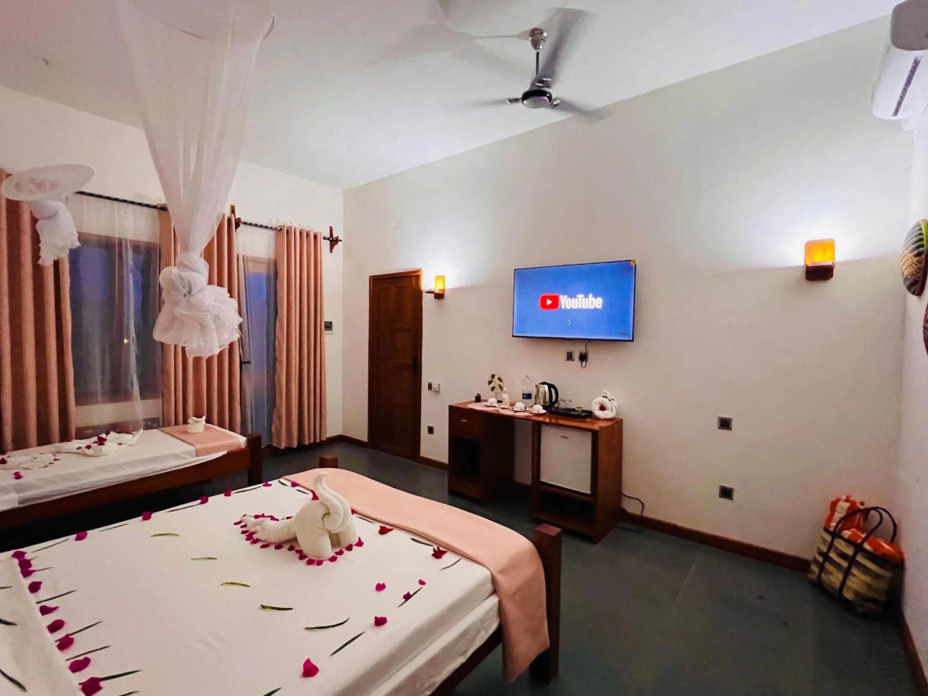 Communal lounge/ TV room, Bed in Tropical Nungwi