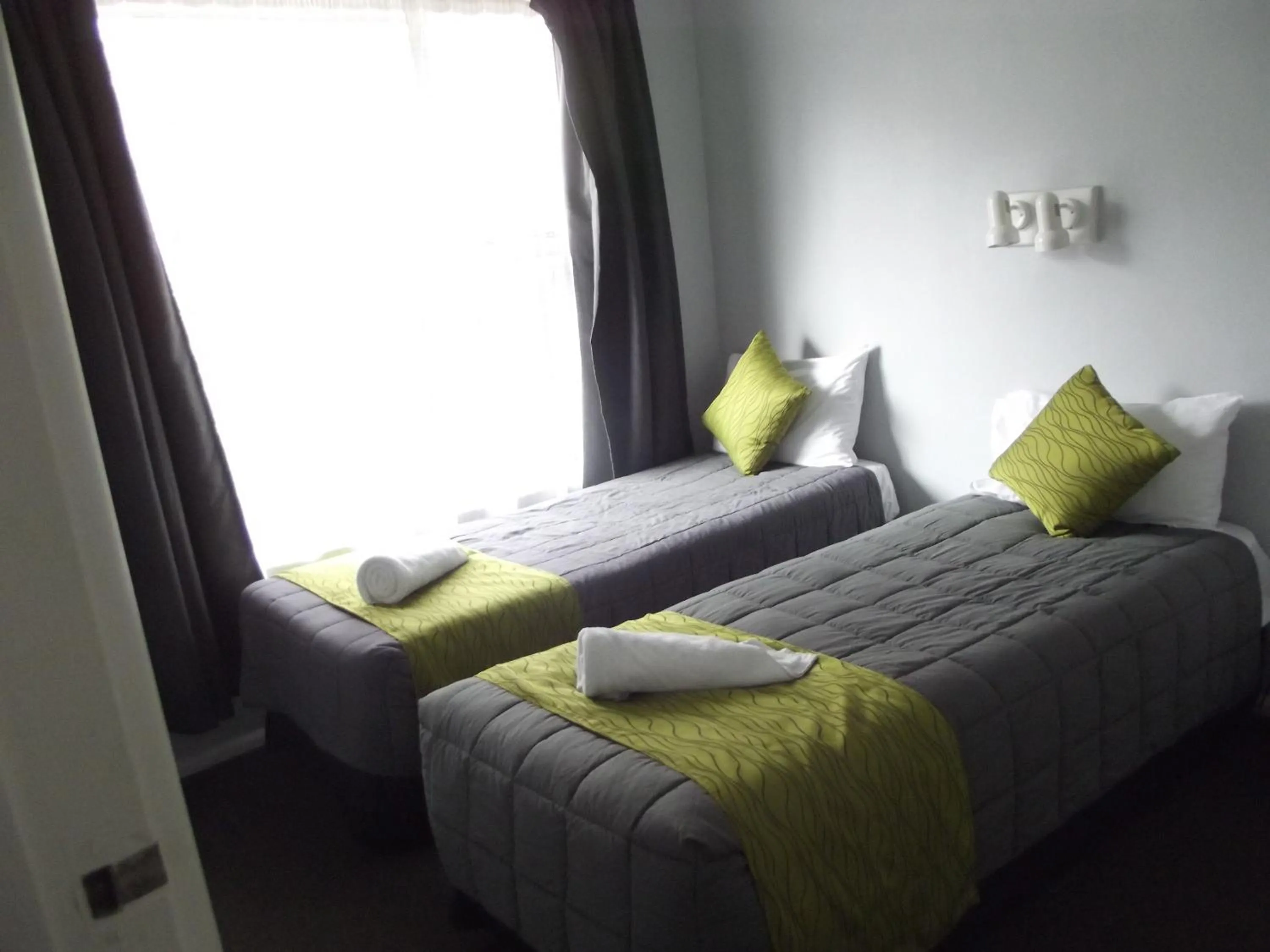 Bedroom, Bed in Admiral Motel