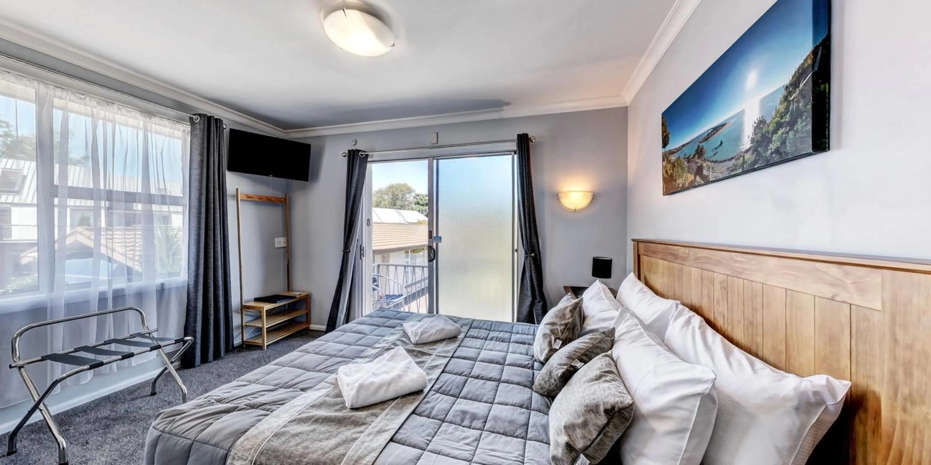 Photo of the whole room, Bed in Admiral Motel