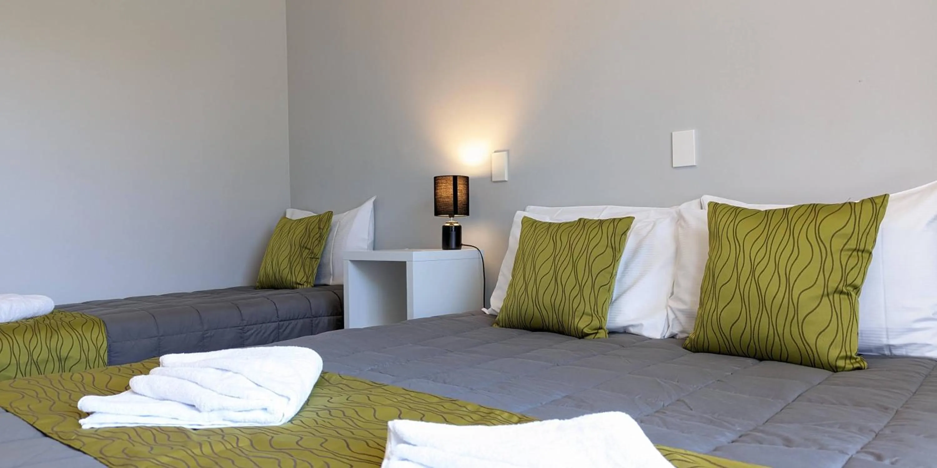 Bedroom, Bed in Admiral Motel