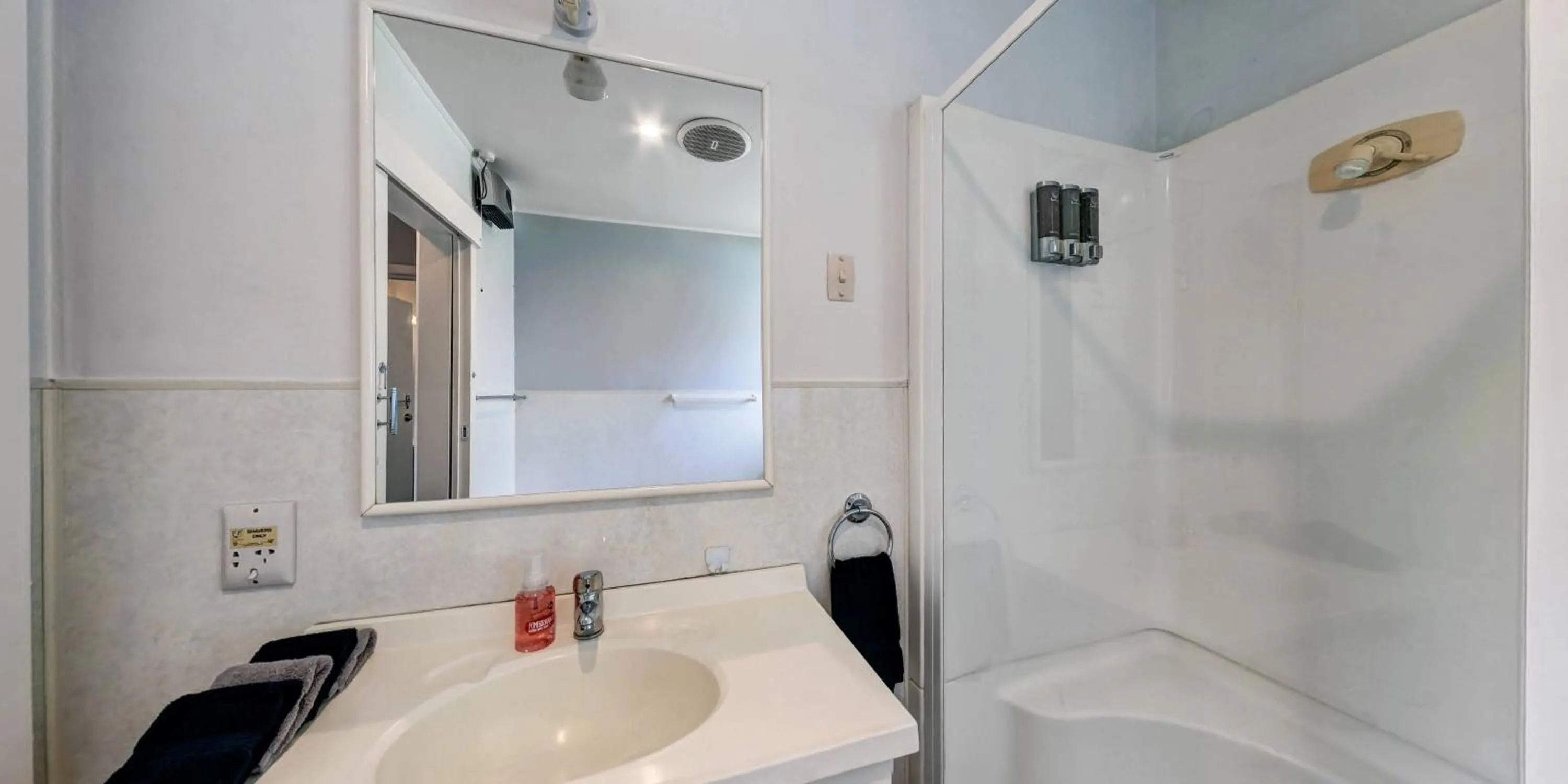 Bathroom in Admiral Motel