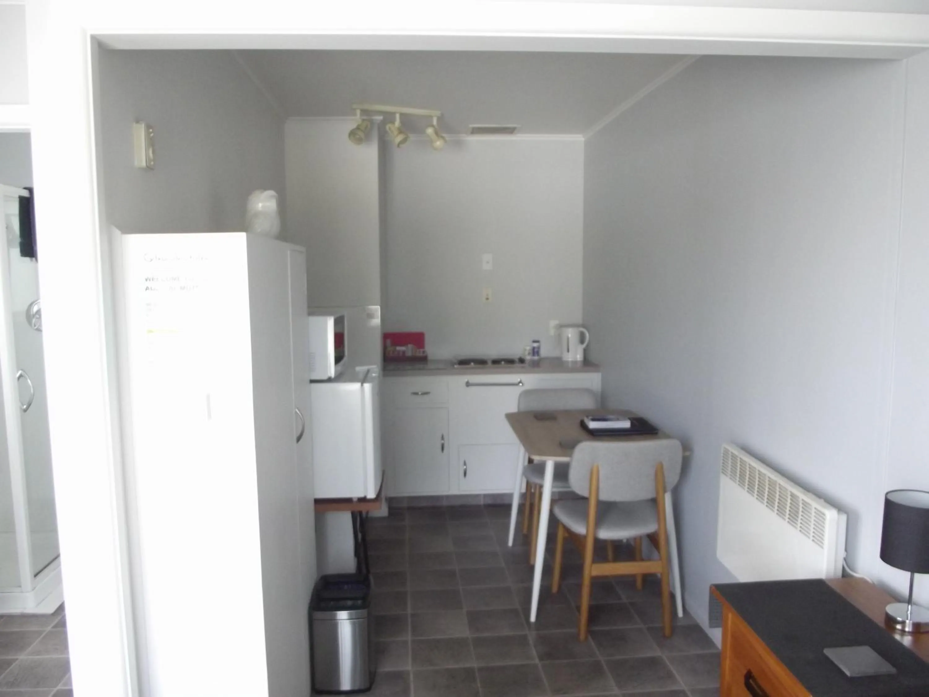 Kitchen or kitchenette in Admiral Motel