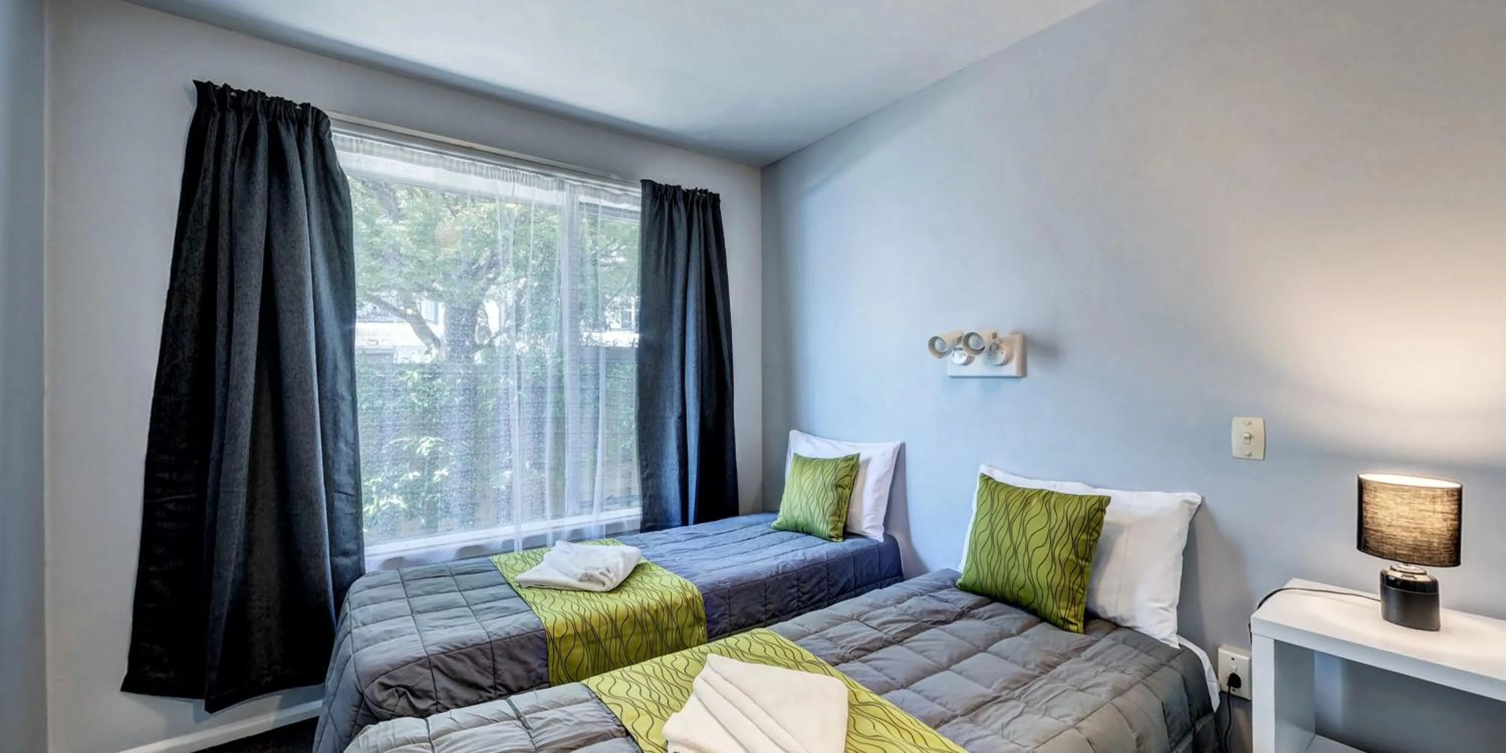 Bedroom, Bed in Admiral Motel