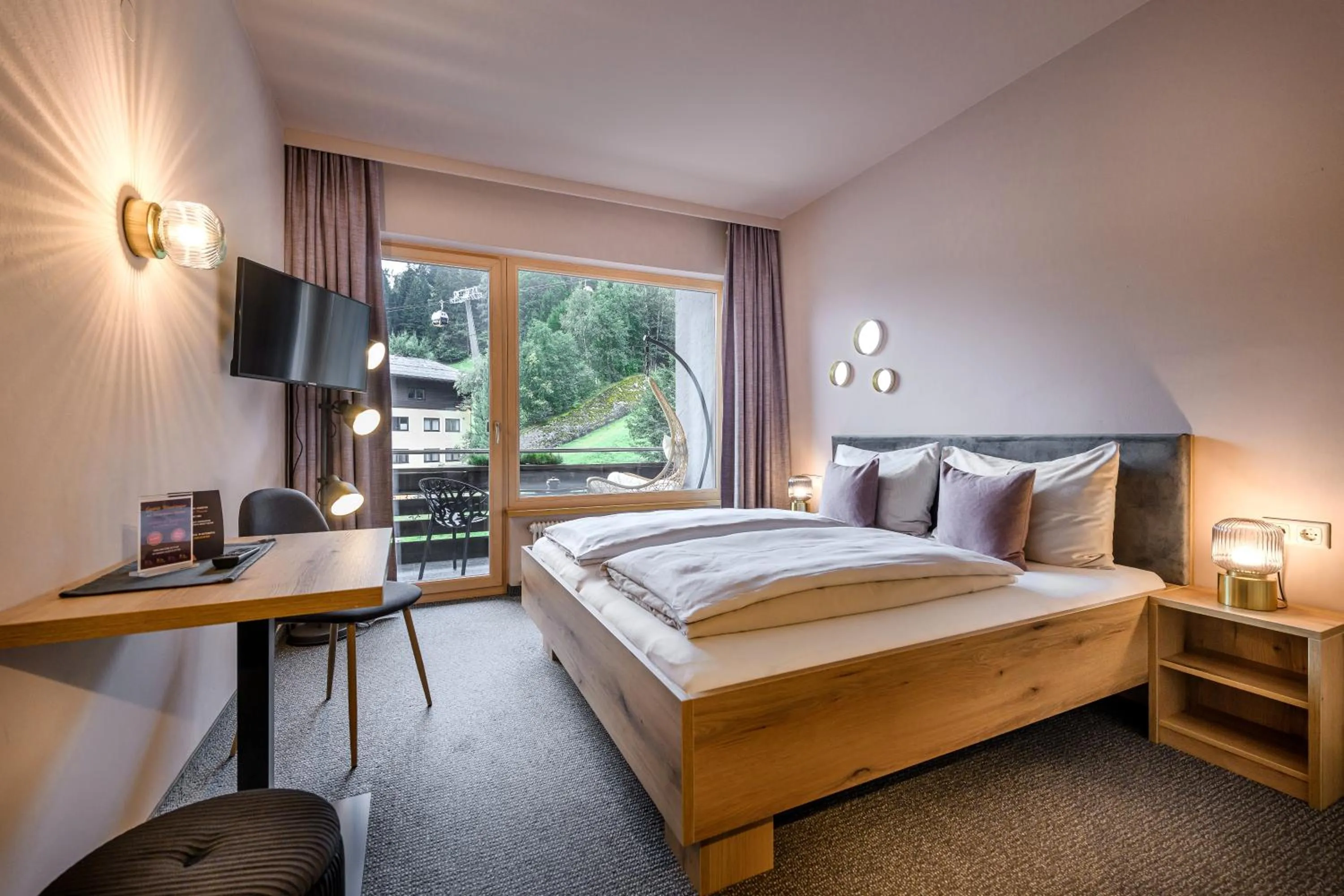Photo of the whole room, Bed in B&B Berglift direkt an der Talstation