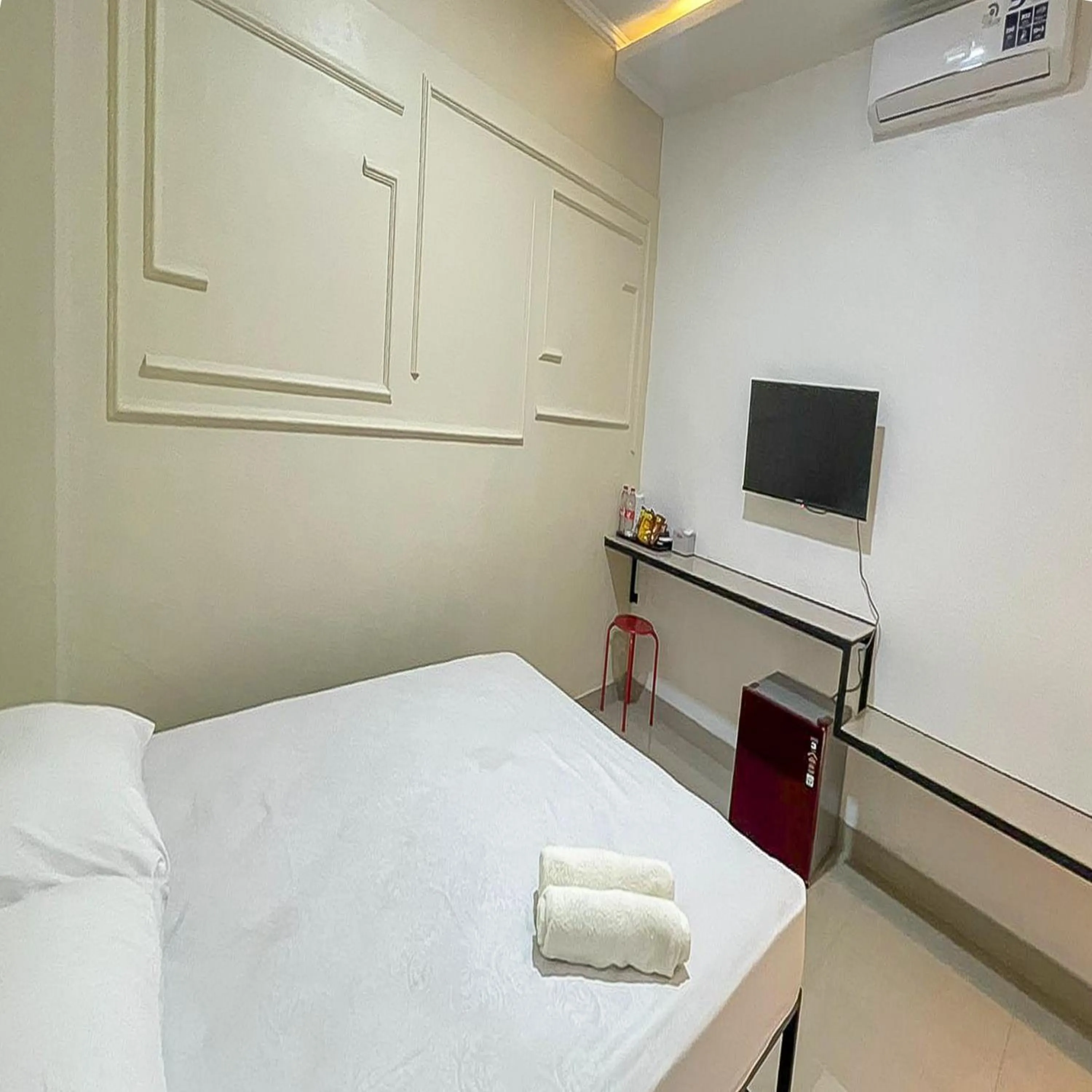 Bedroom, Bed in JM Tuparev Mitra RedDoorz
