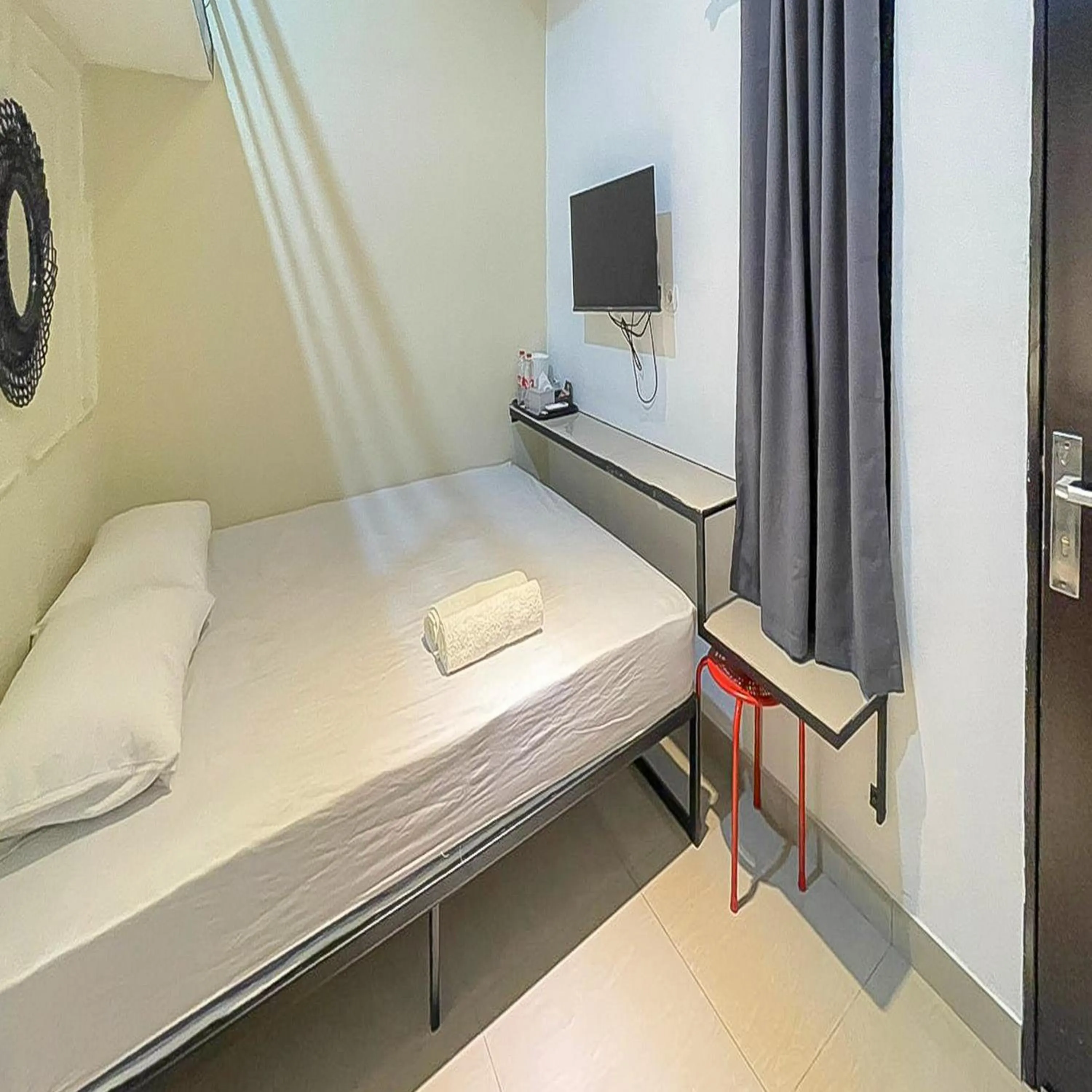 Bedroom, Bed in JM Tuparev Mitra RedDoorz