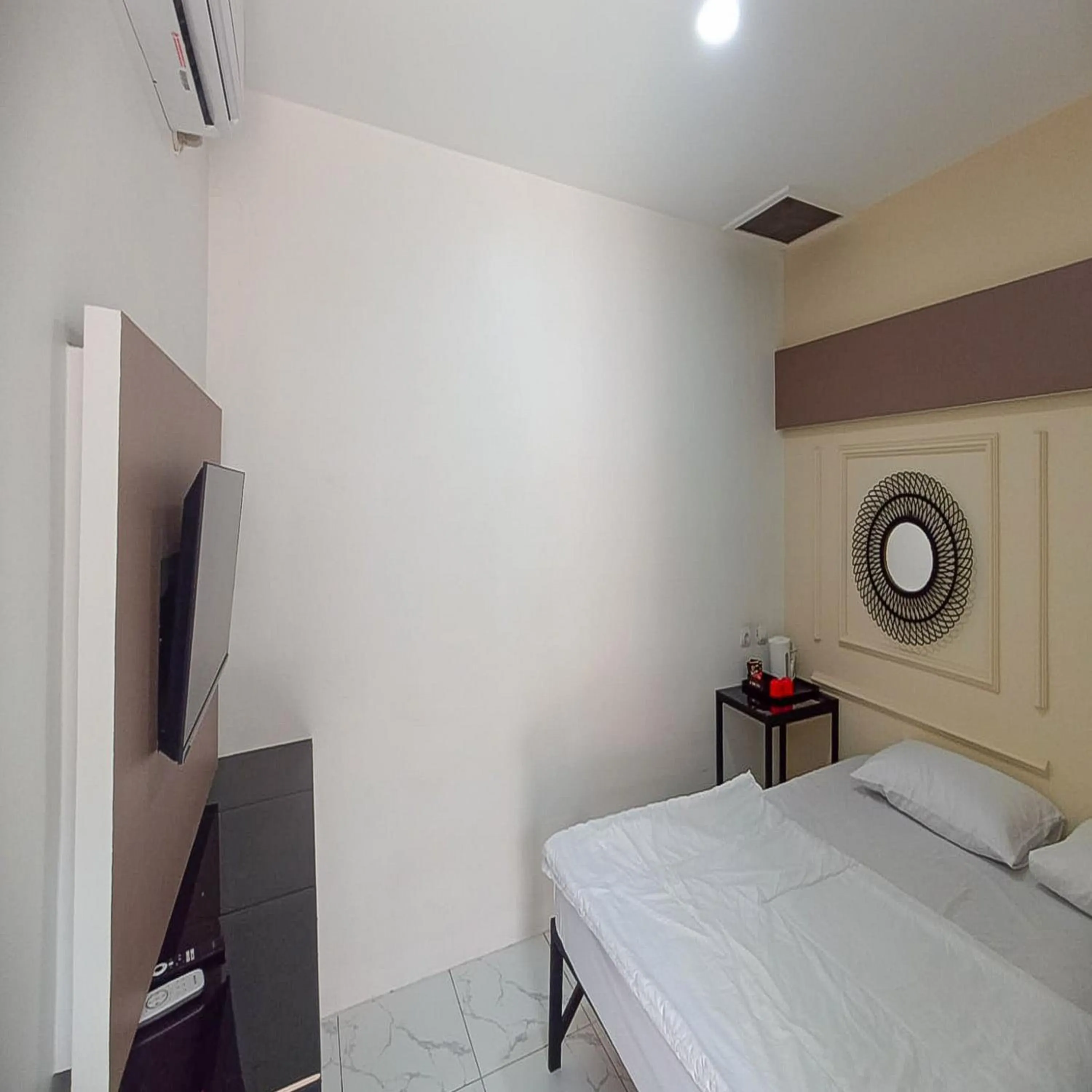 Bedroom, Bed in JM Tuparev Mitra RedDoorz