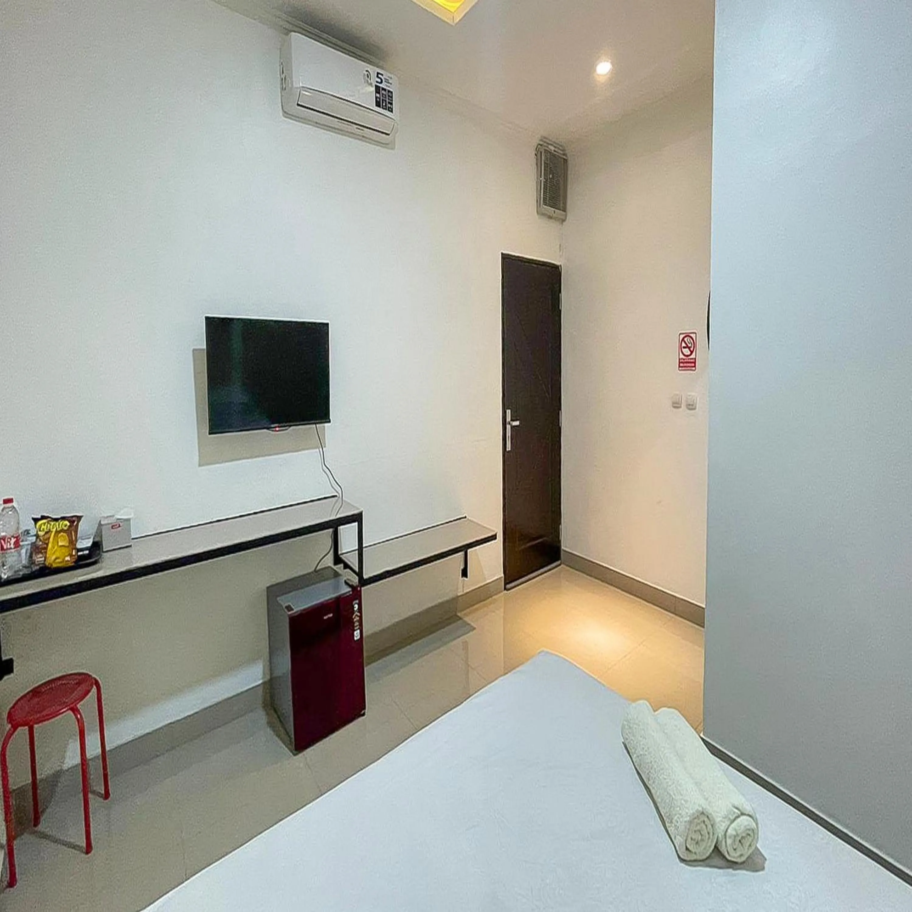 Bedroom, Bed in JM Tuparev Mitra RedDoorz