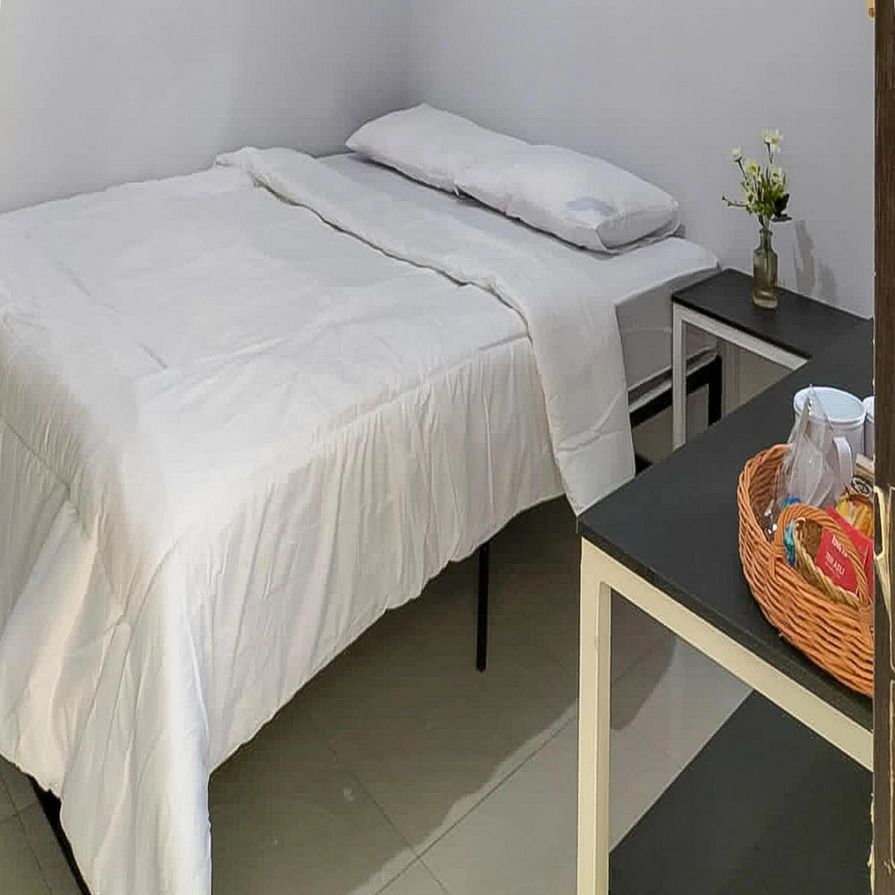 Bedroom, Bed in JM Tuparev Mitra RedDoorz