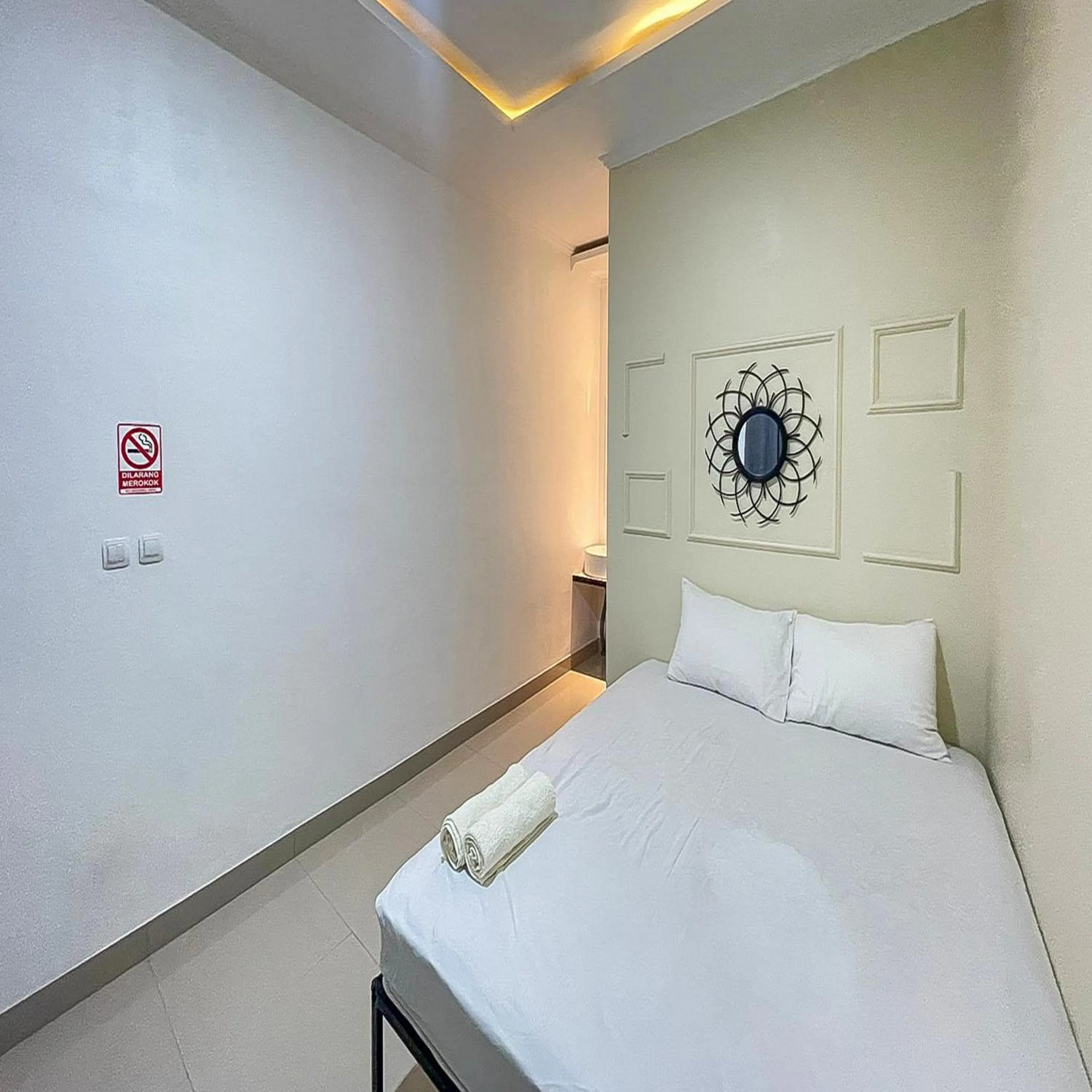 Bedroom, Bed in JM Tuparev Mitra RedDoorz