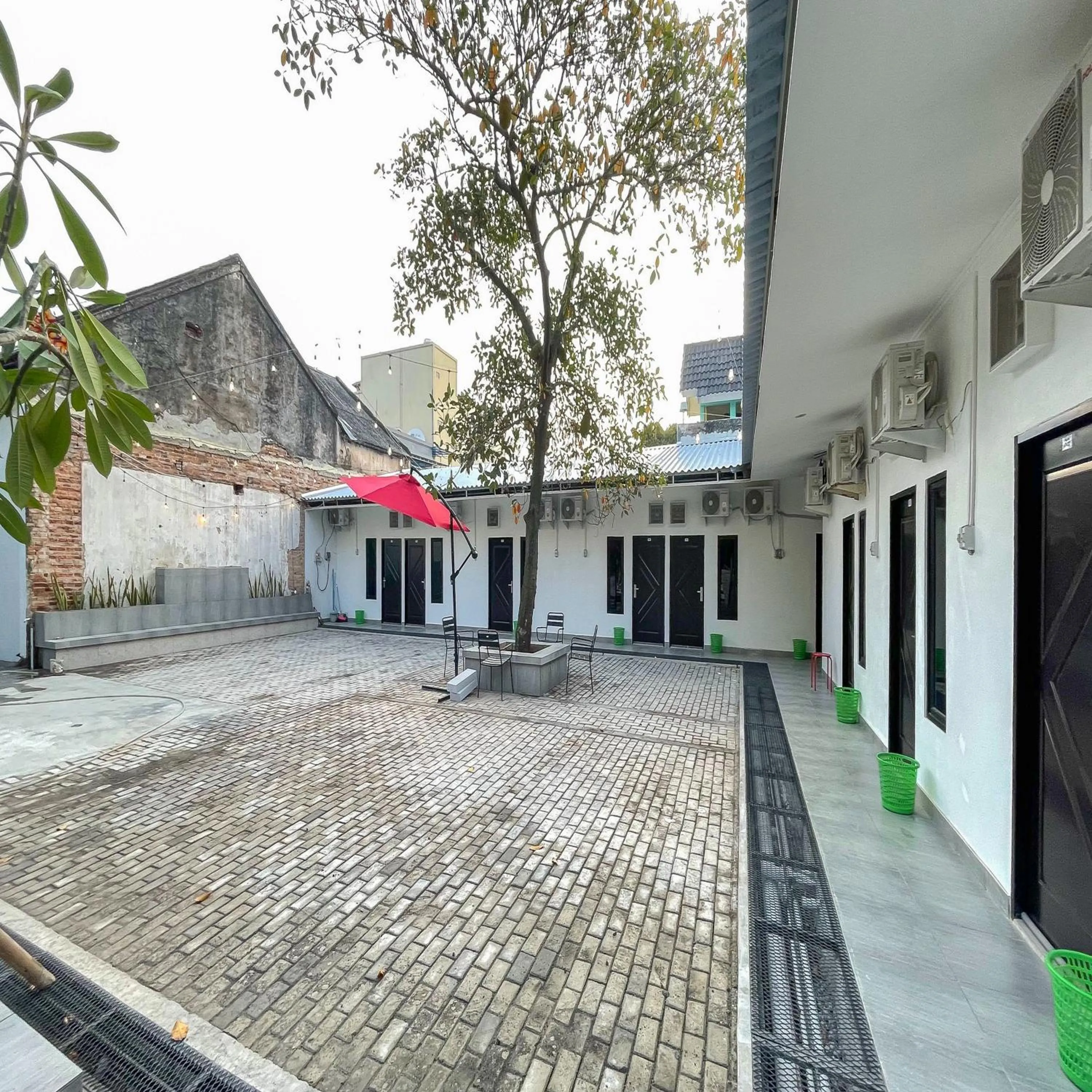Facade/entrance in JM Tuparev Mitra RedDoorz