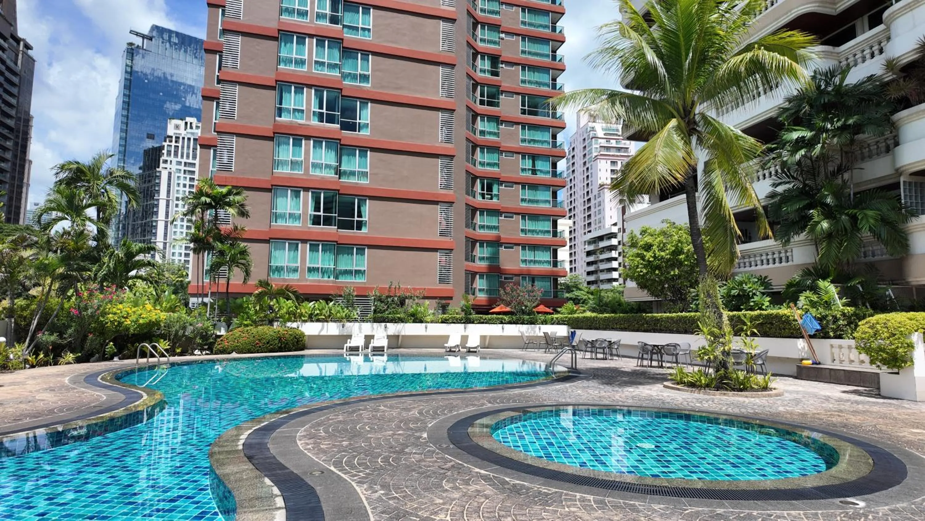 Swimming pool in Charan Tower Residences by Aspira