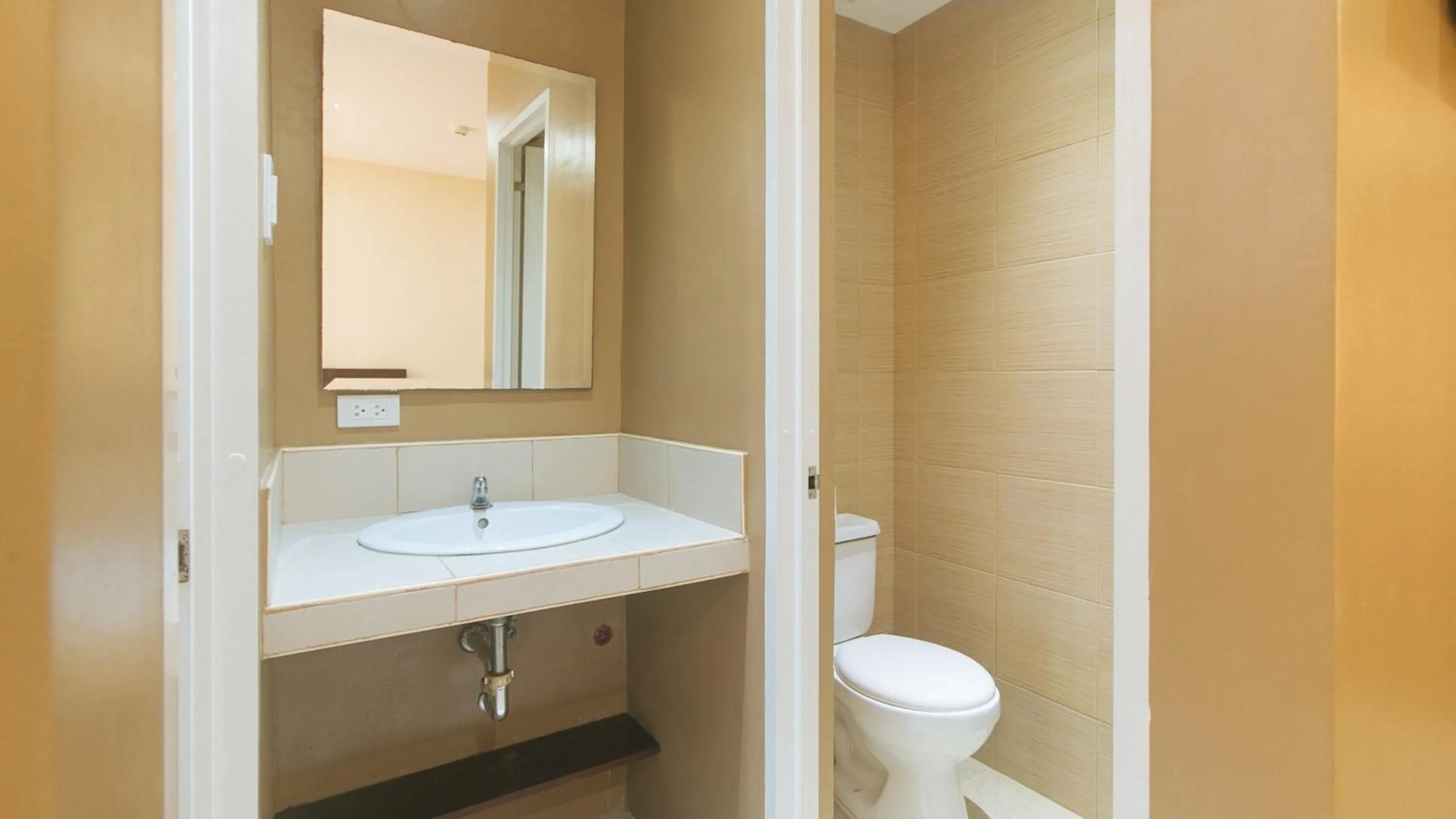 Shower in RedDoorz at Nucell