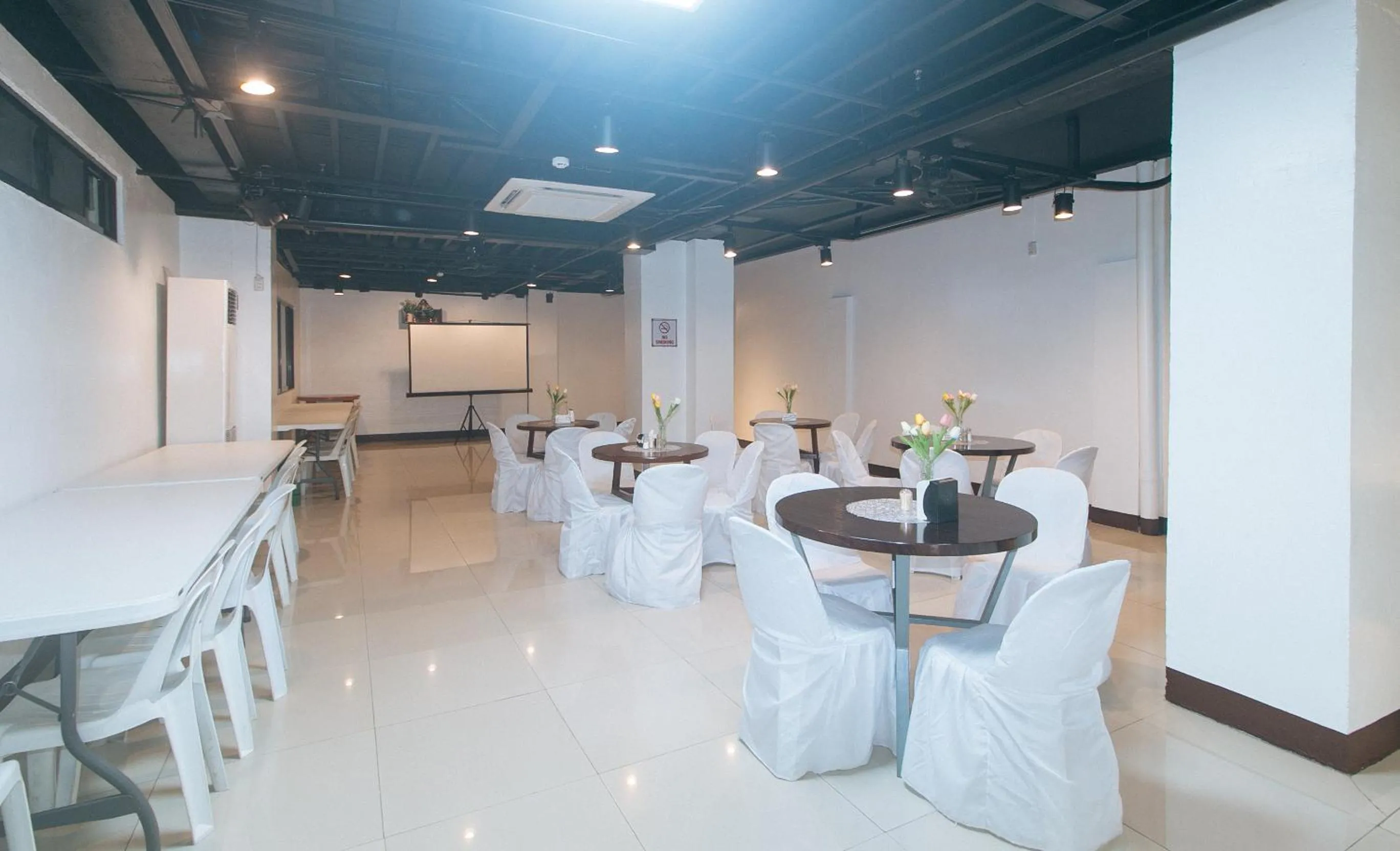 Banquet/Function facilities in RedDoorz at Nucell