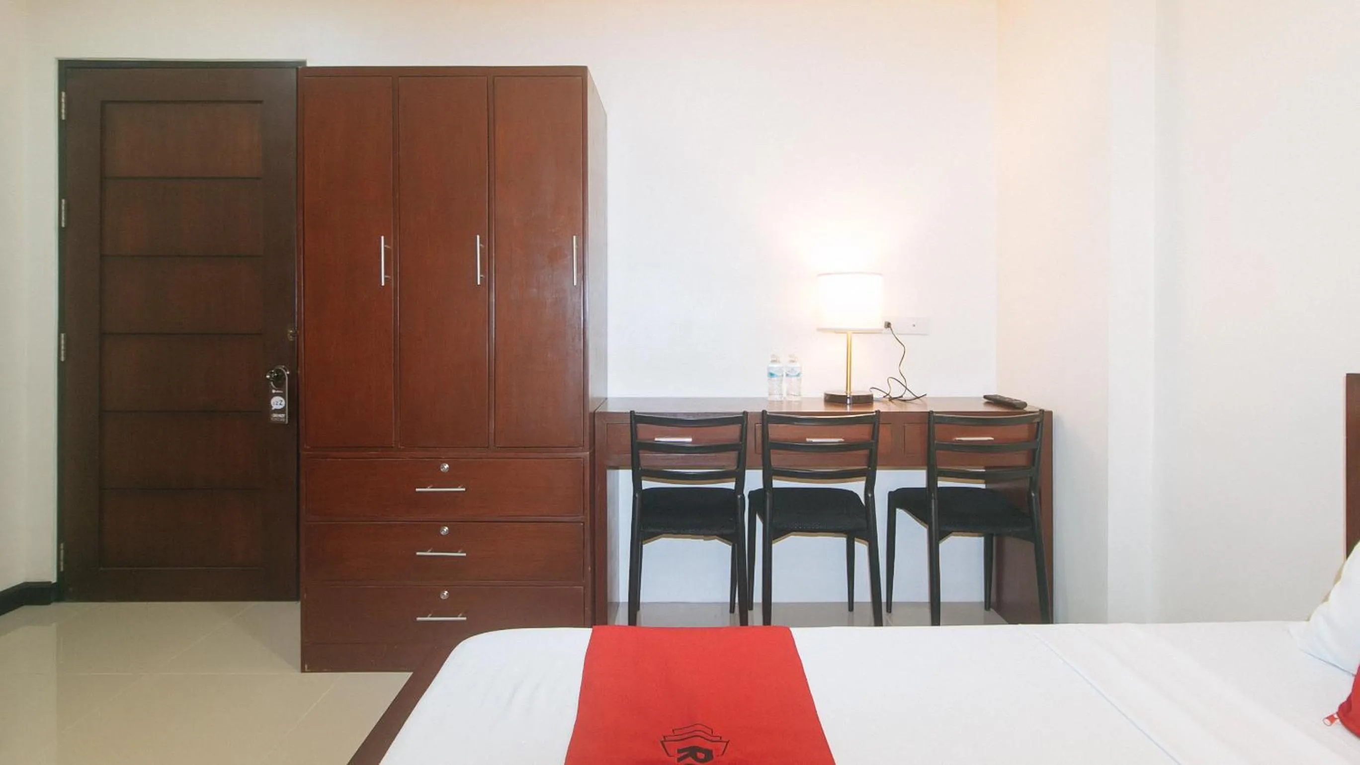 Photo of the whole room, Bed in RedDoorz at Nucell