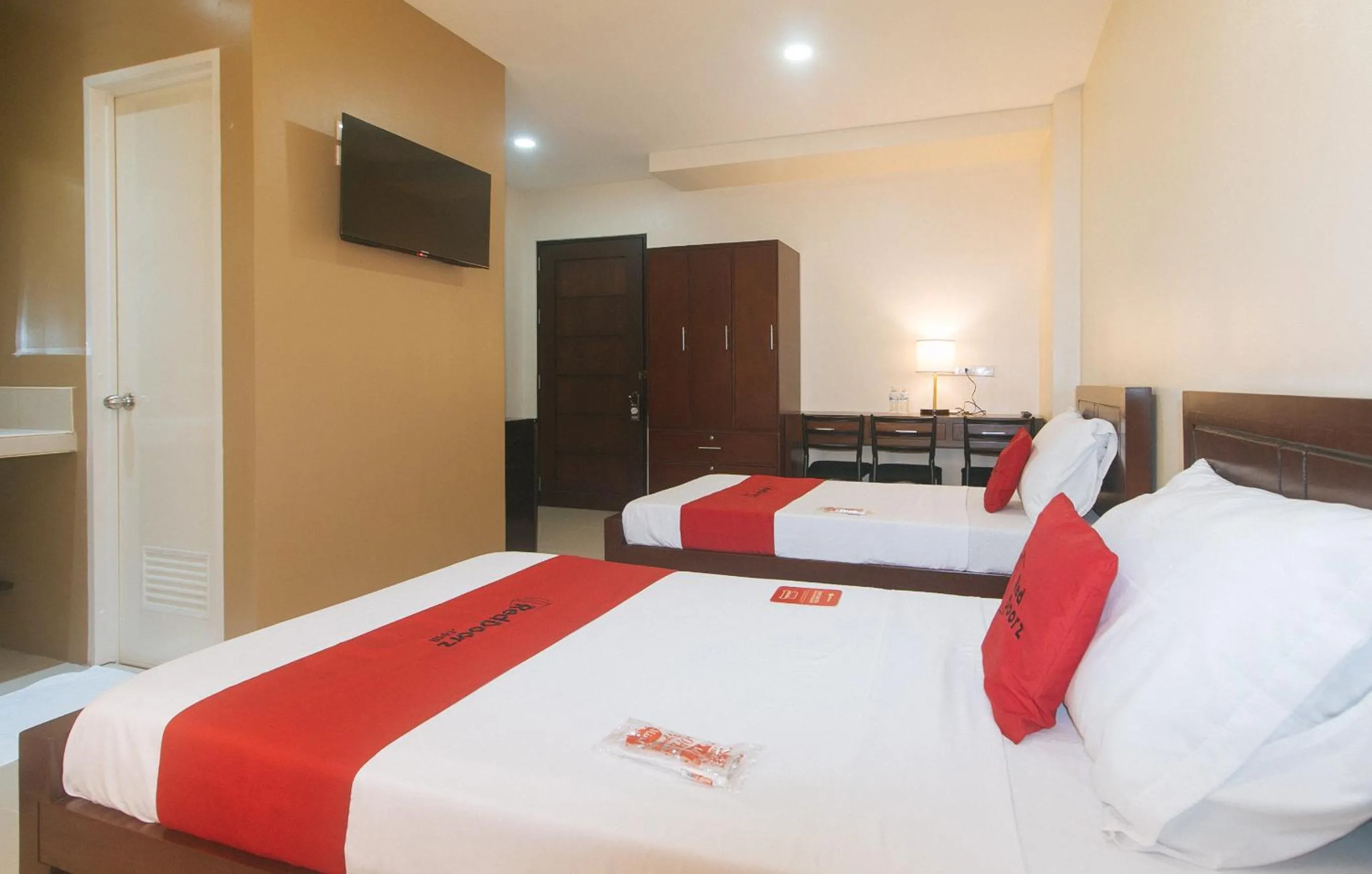 TV and multimedia, Bed in RedDoorz at Nucell