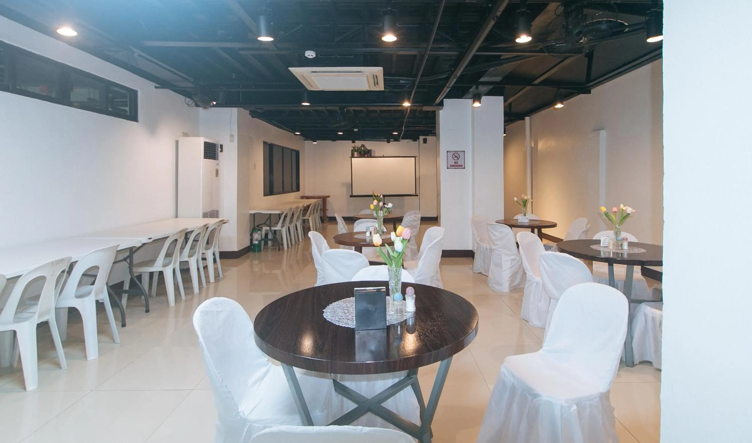 Banquet/Function facilities in RedDoorz at Nucell