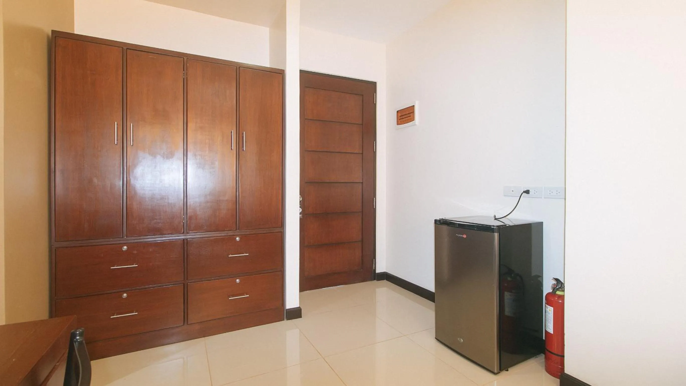 wardrobe in RedDoorz at Nucell