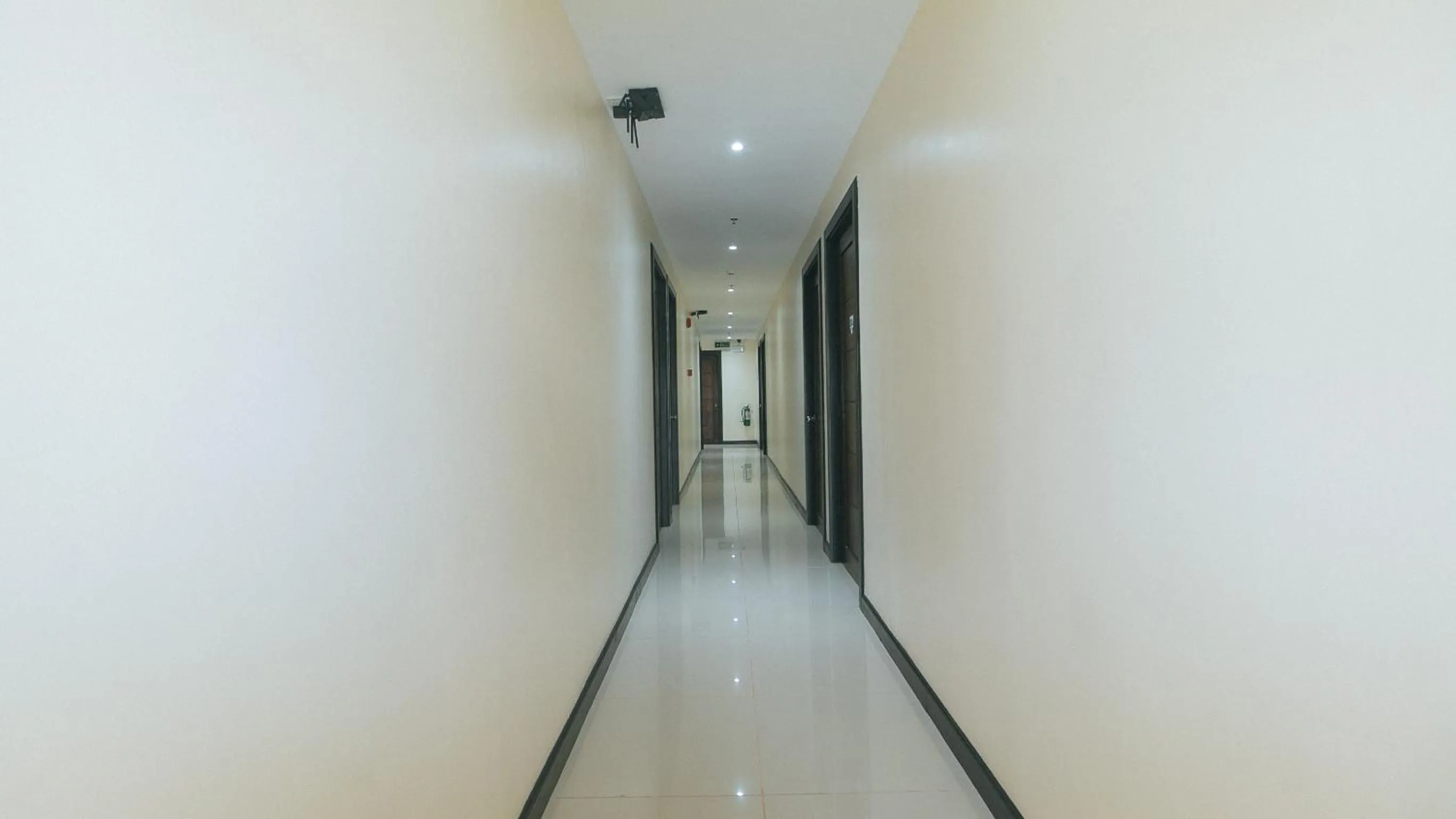 Area and facilities in RedDoorz at Nucell