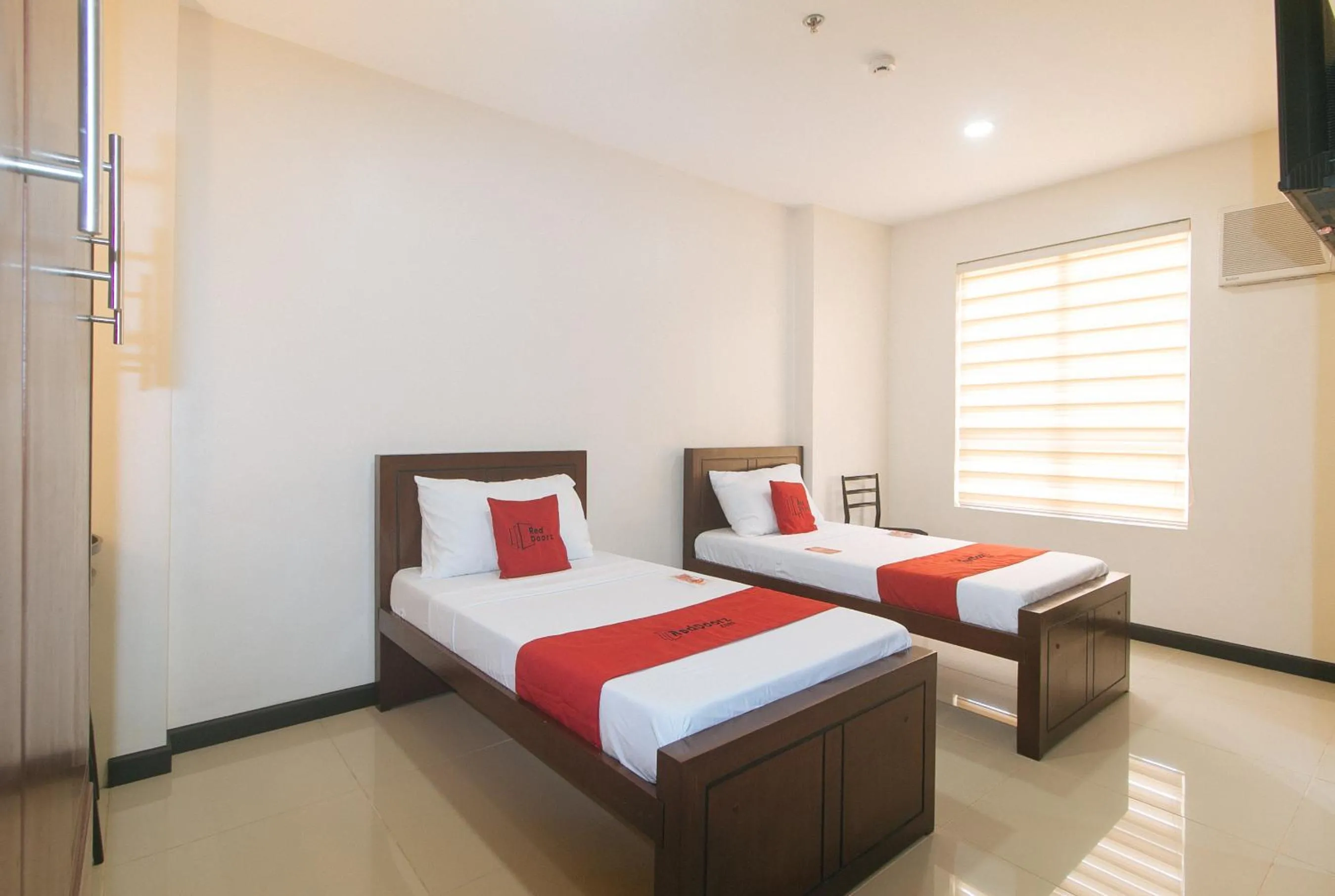 Photo of the whole room, Bed in RedDoorz at Nucell