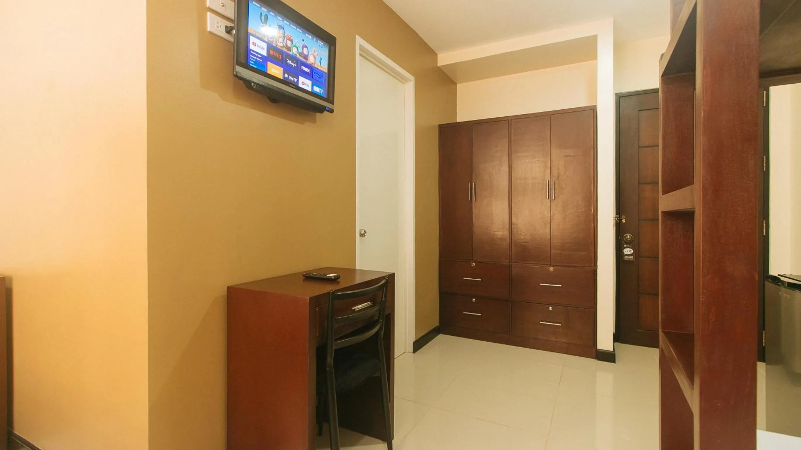 wardrobe in RedDoorz at Nucell
