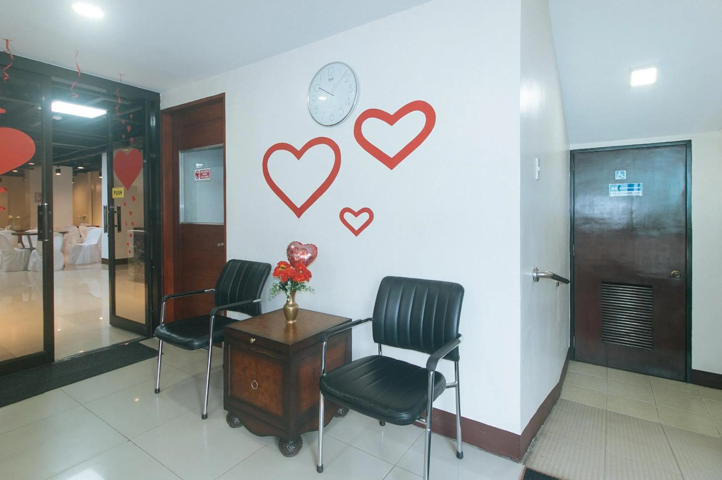 Seating area in RedDoorz at Nucell