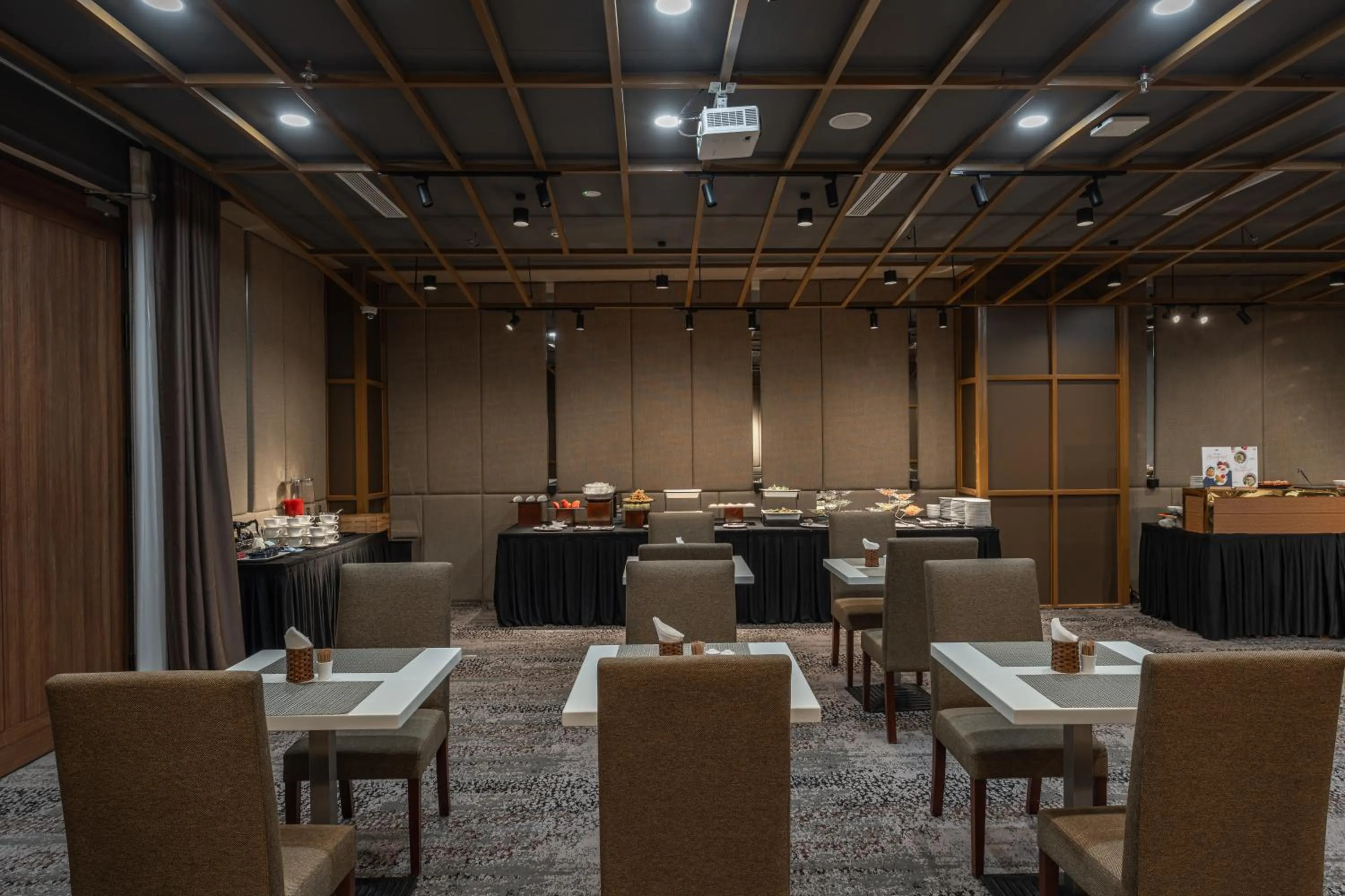 Restaurant/places to eat in Kin Hotel Thai Van Lung