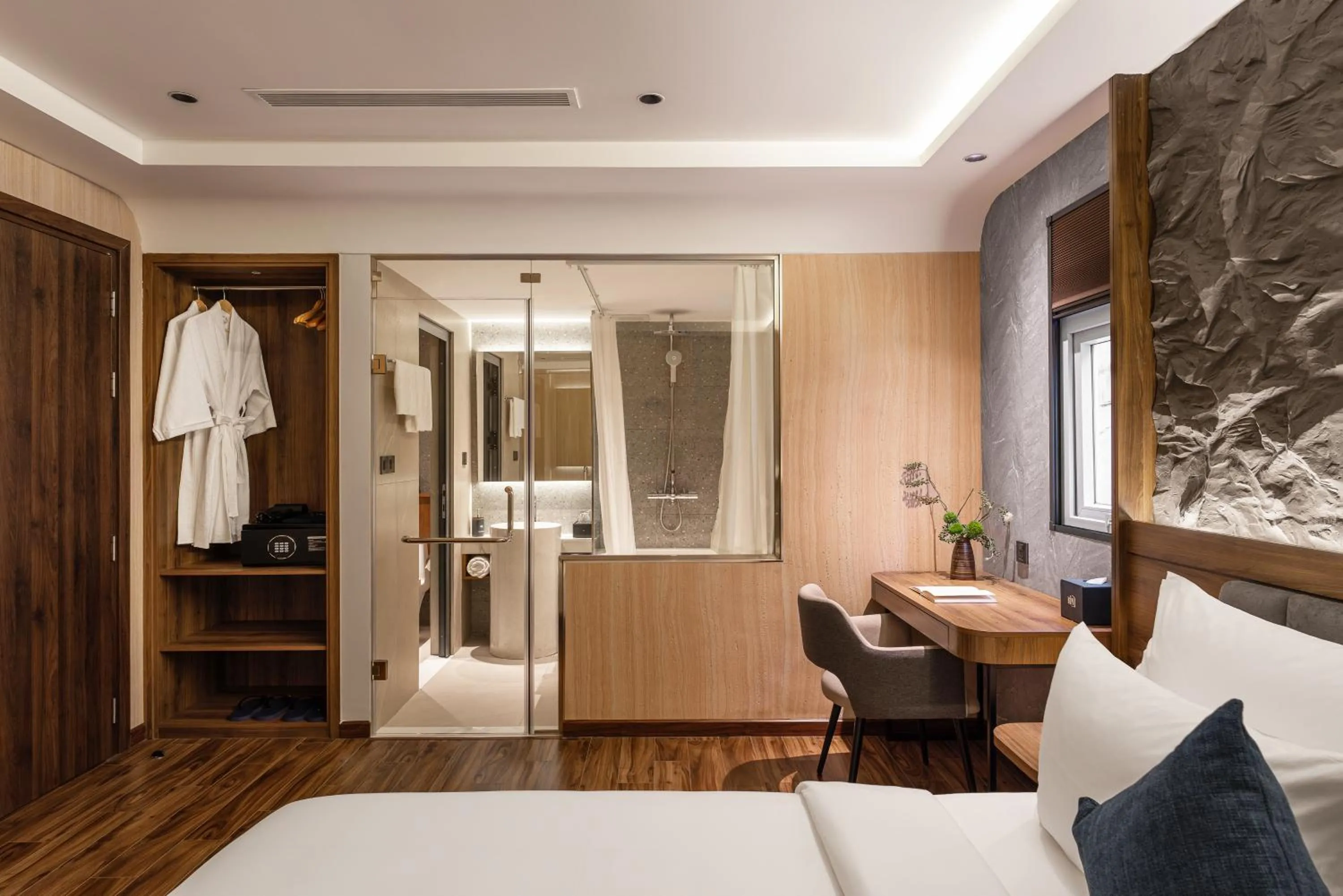 Shower, Bed in Kin Hotel Thai Van Lung