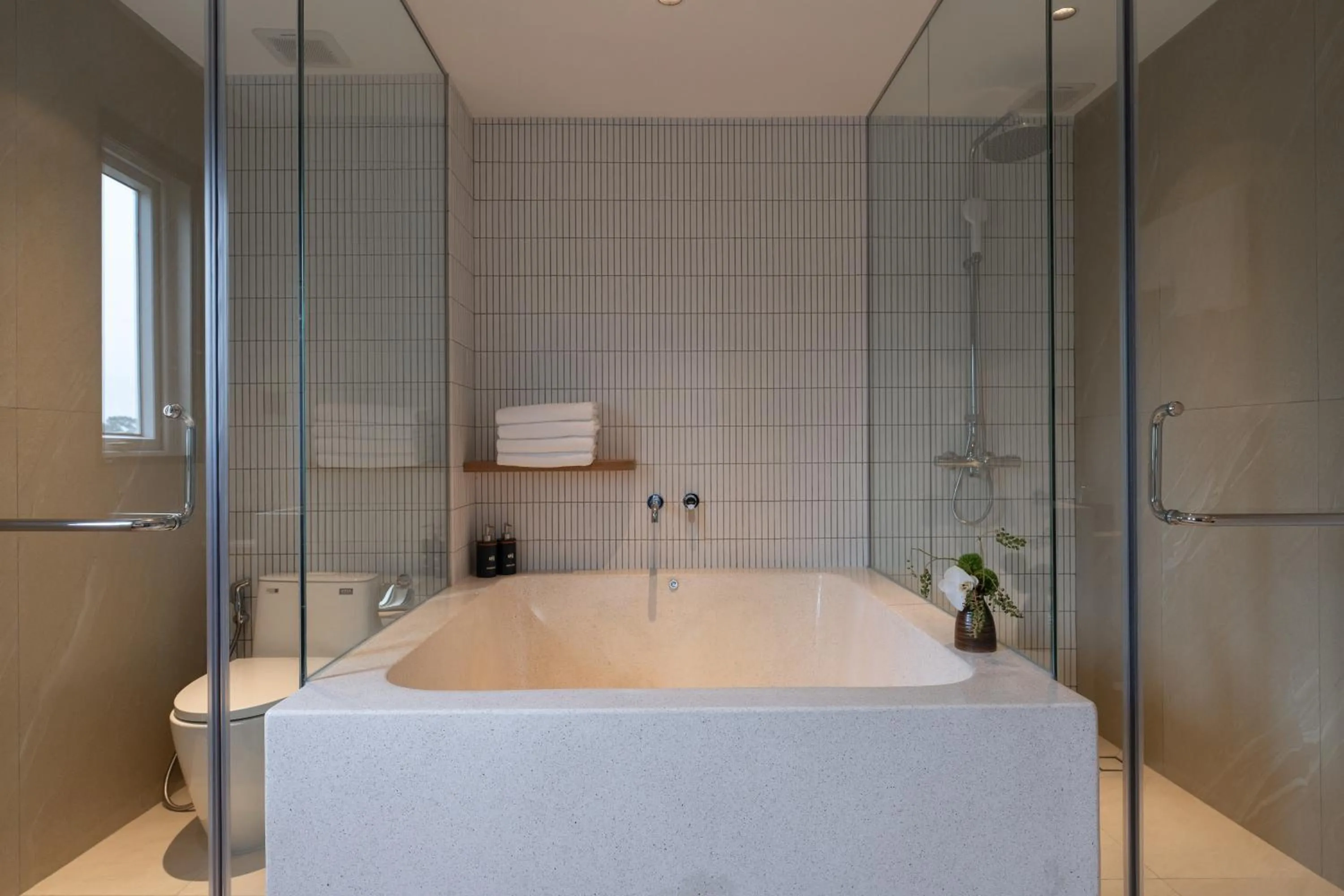 Shower in Kin Hotel Thai Van Lung