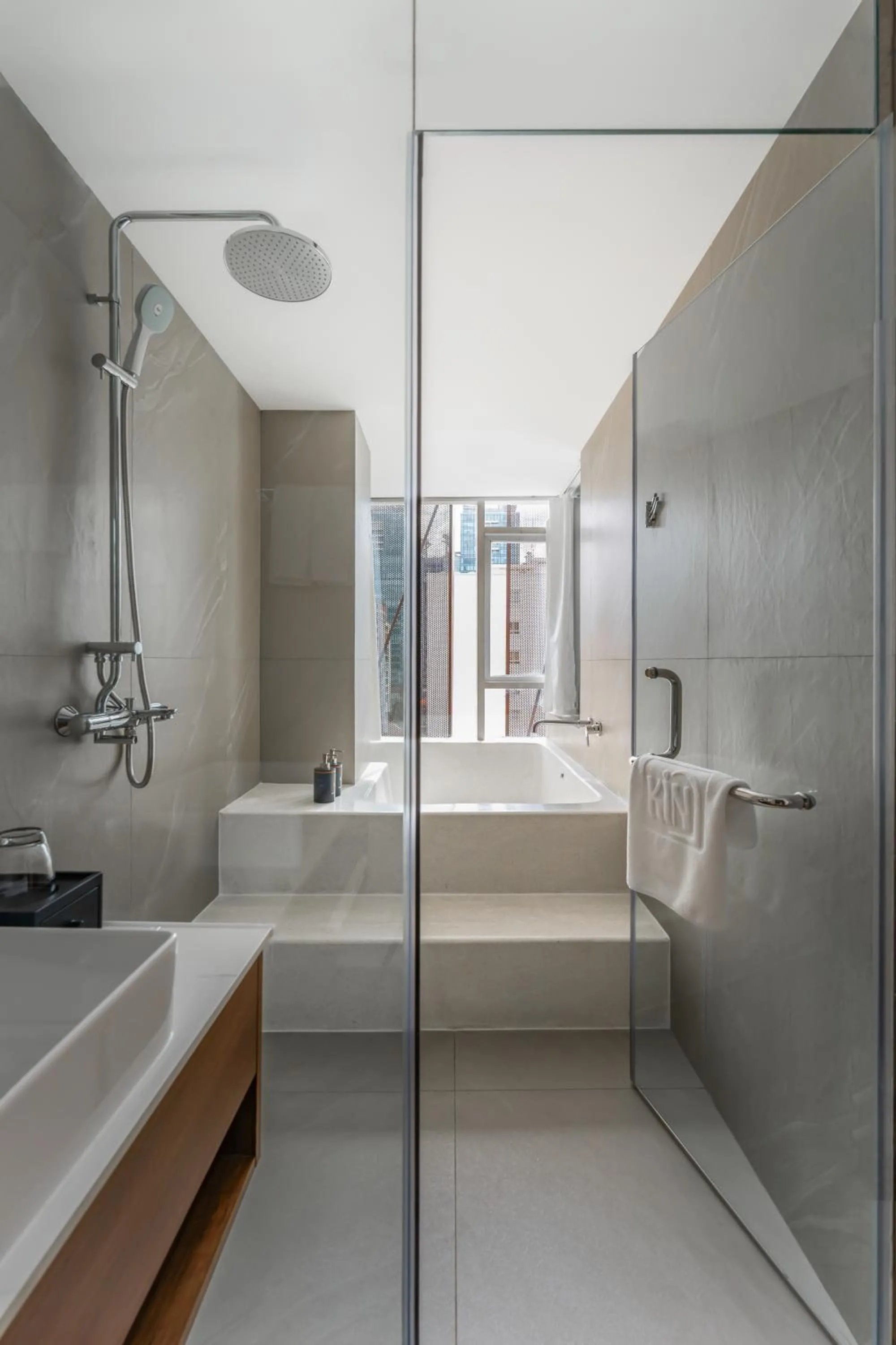 Shower in Kin Hotel Thai Van Lung