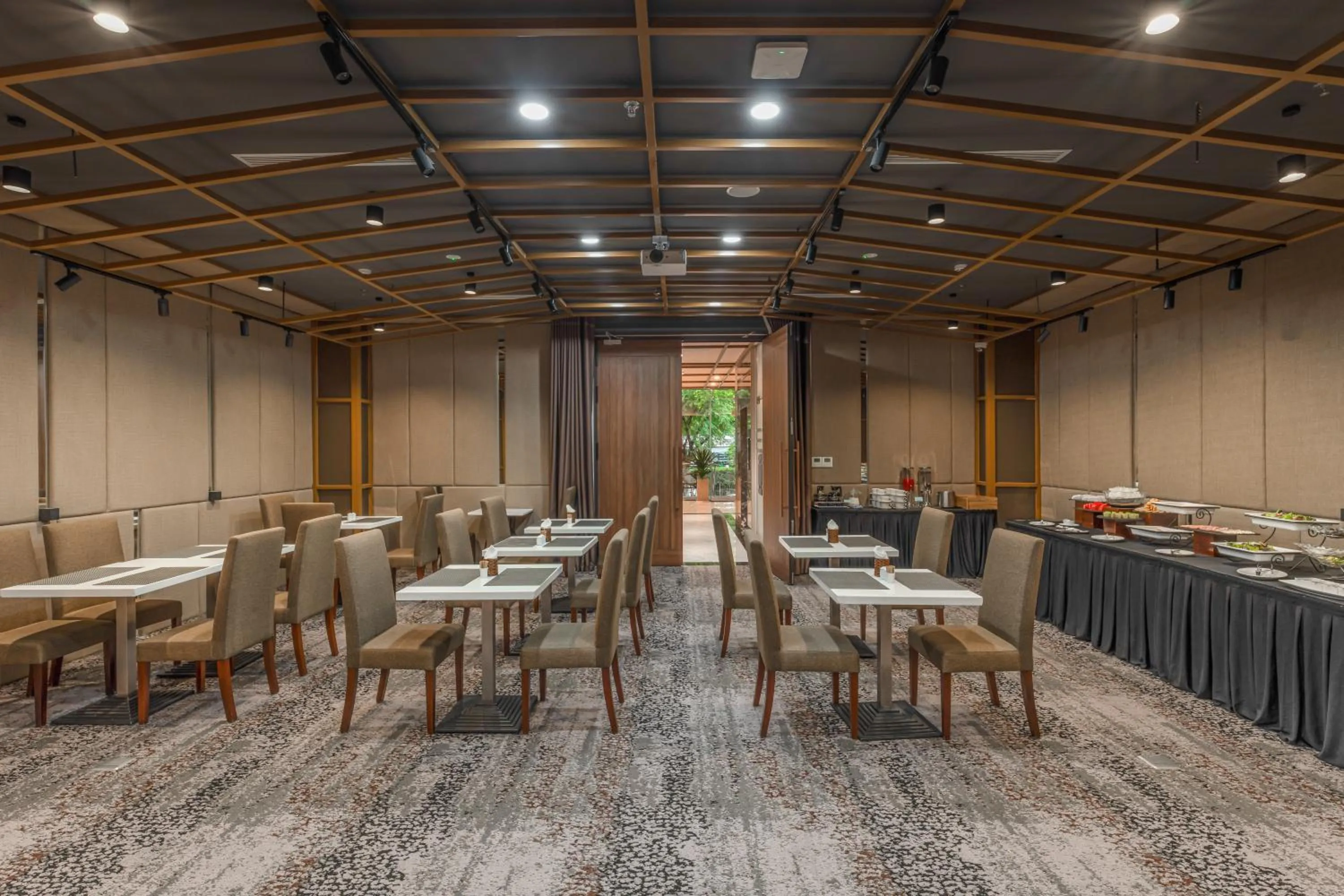 Restaurant/places to eat in Kin Hotel Thai Van Lung