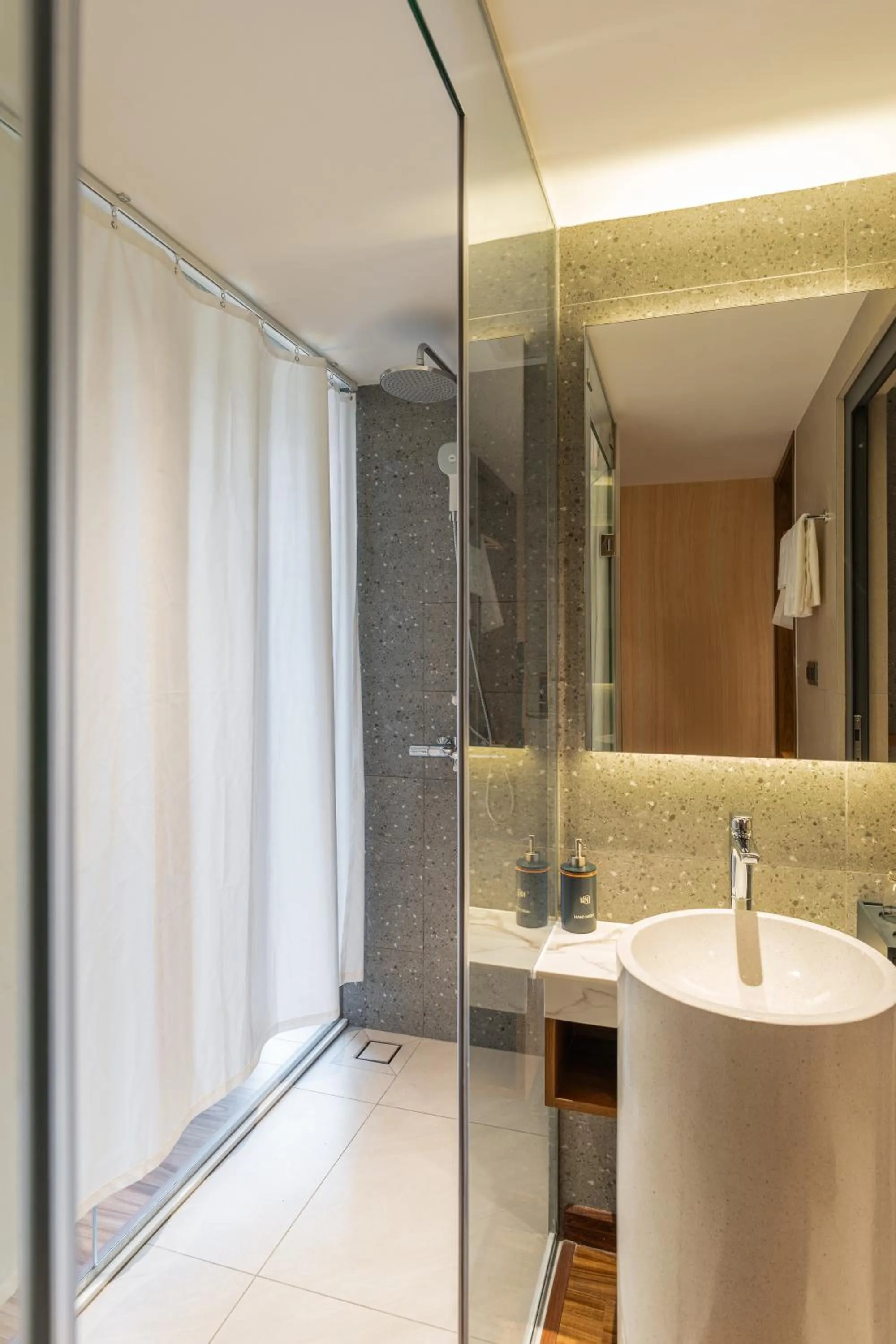 Shower in Kin Hotel Thai Van Lung