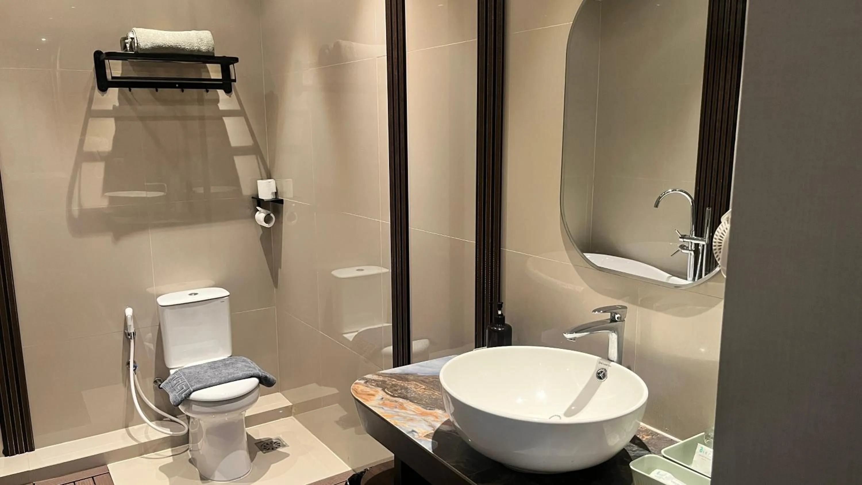 Shower in Avery De Grand City Hotel Bandung