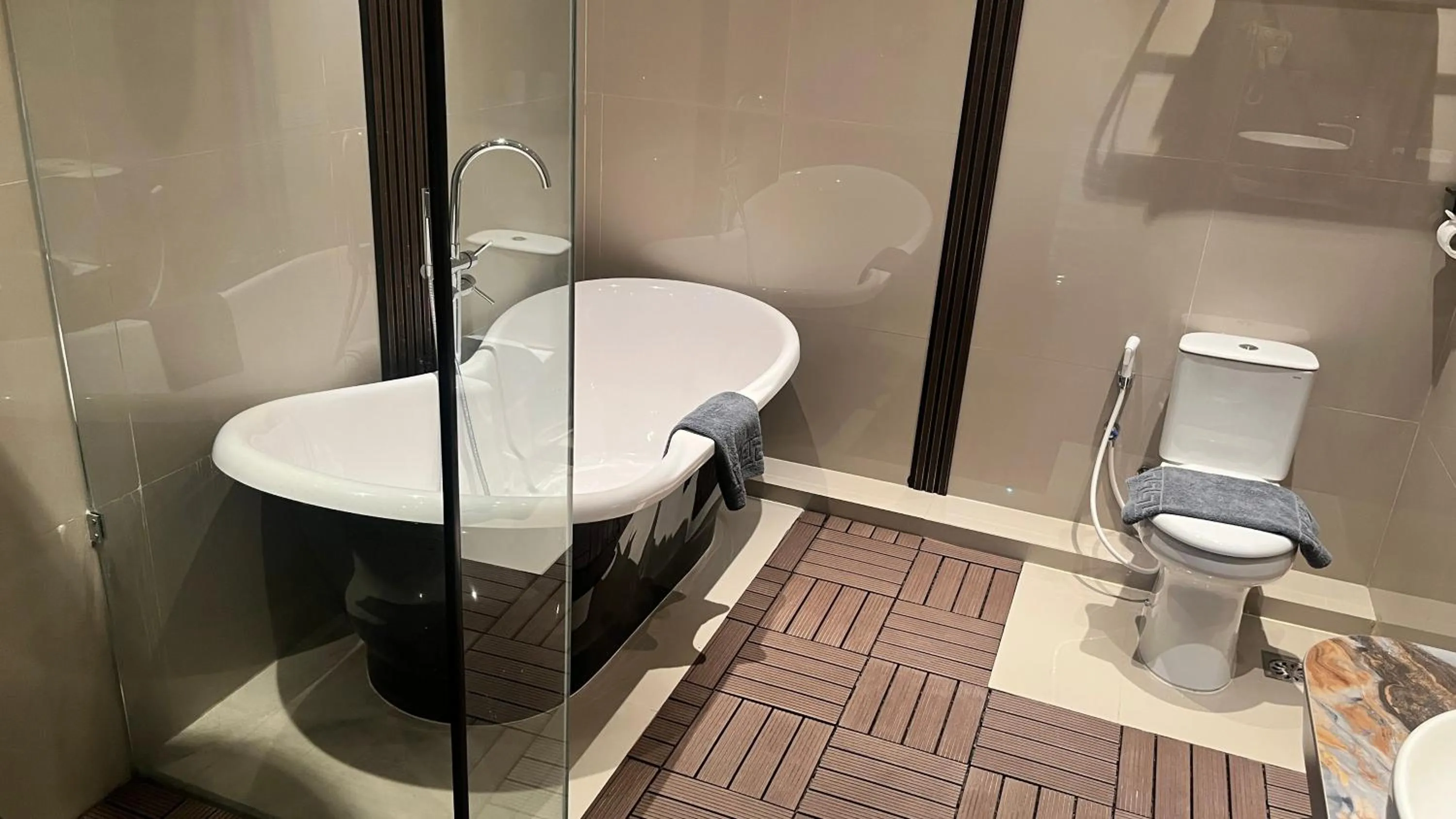 Toilet in Avery De Grand City Hotel Bandung