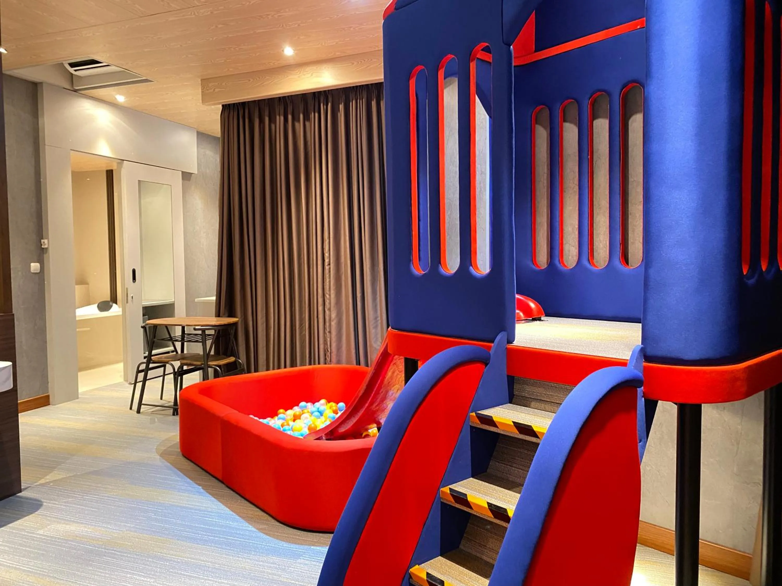 Photo of the whole room in Avery De Grand City Hotel Bandung