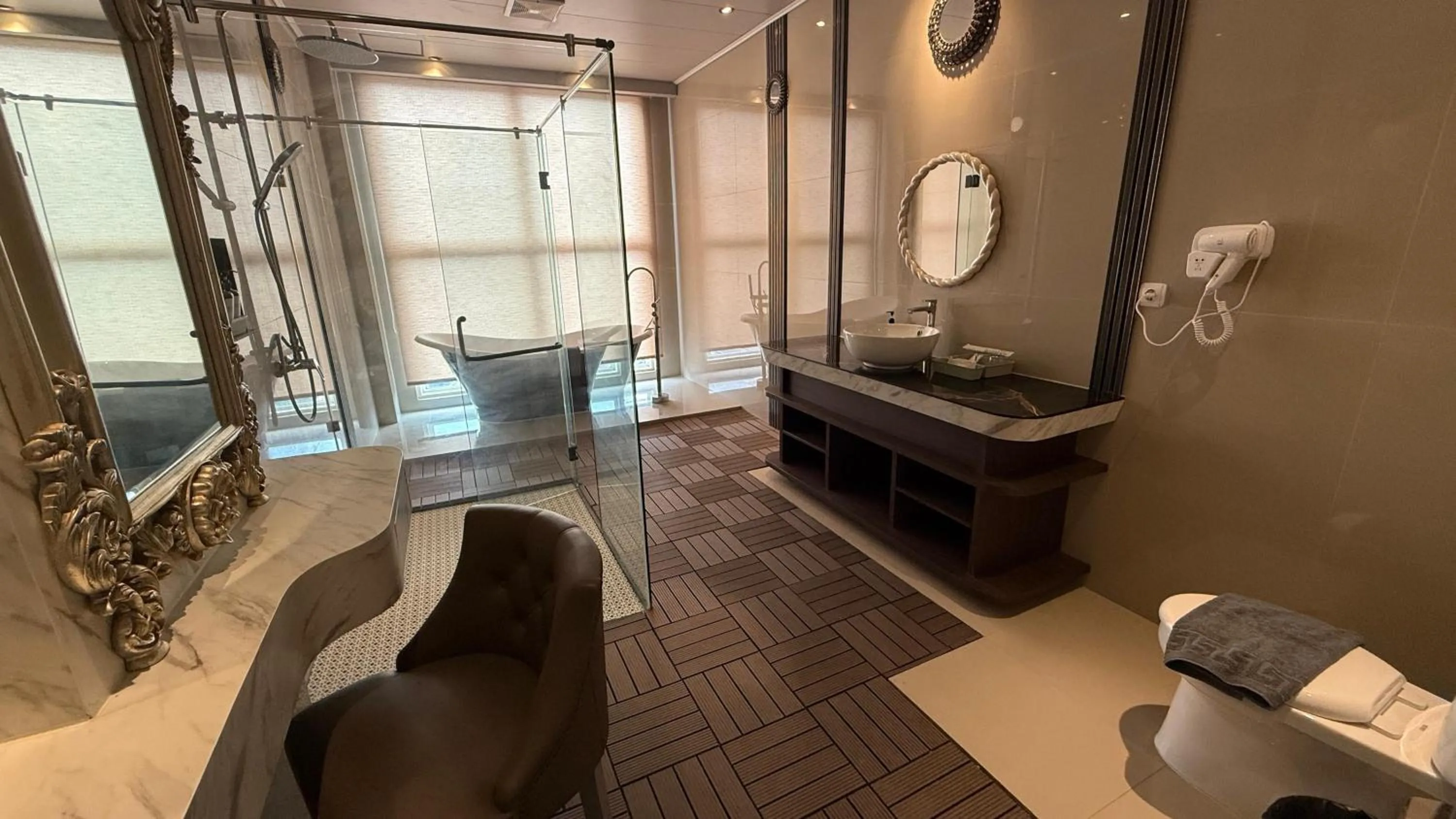 Toilet in Avery De Grand City Hotel Bandung