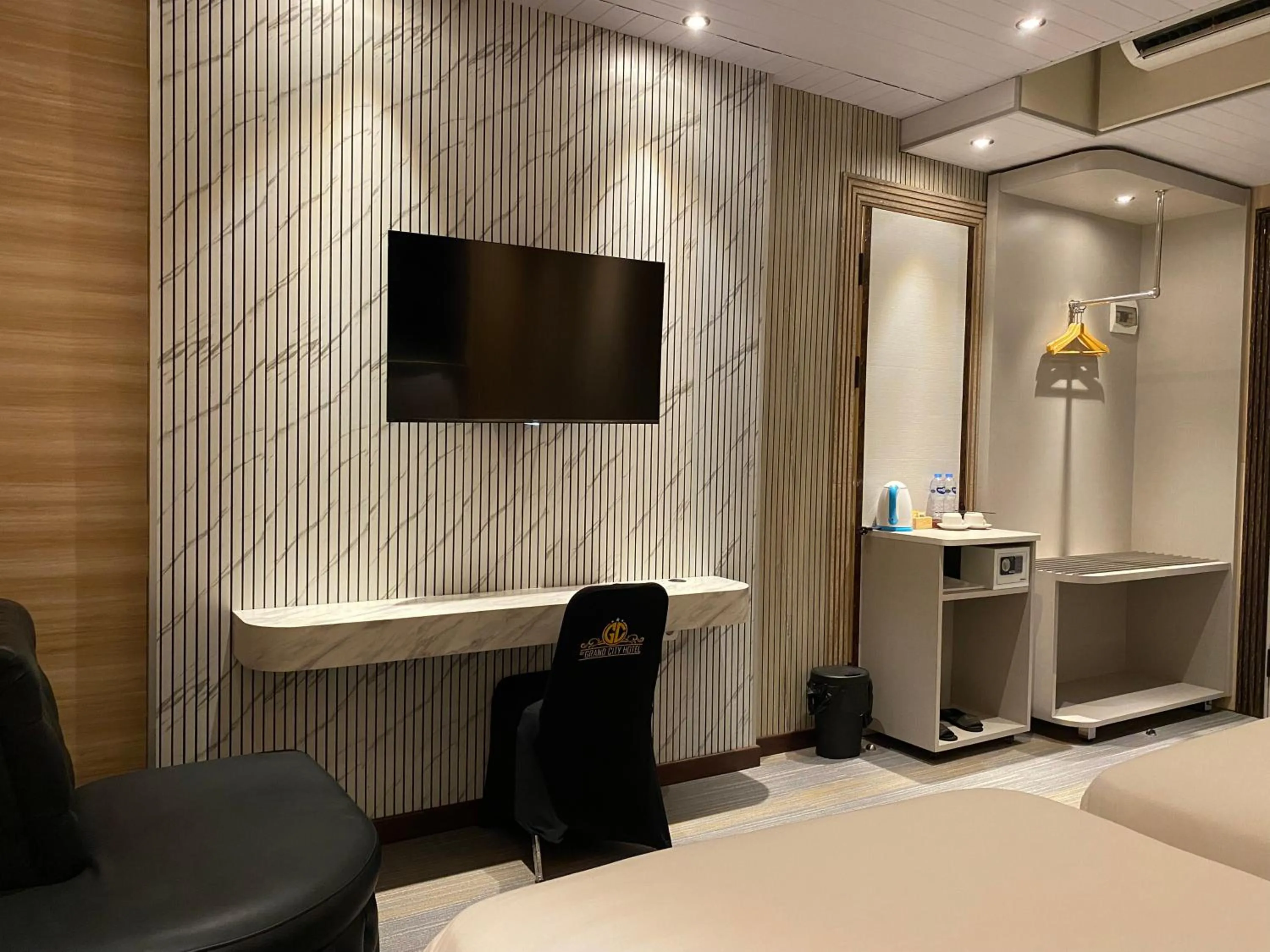 Seating area, Bed in Avery De Grand City Hotel Bandung