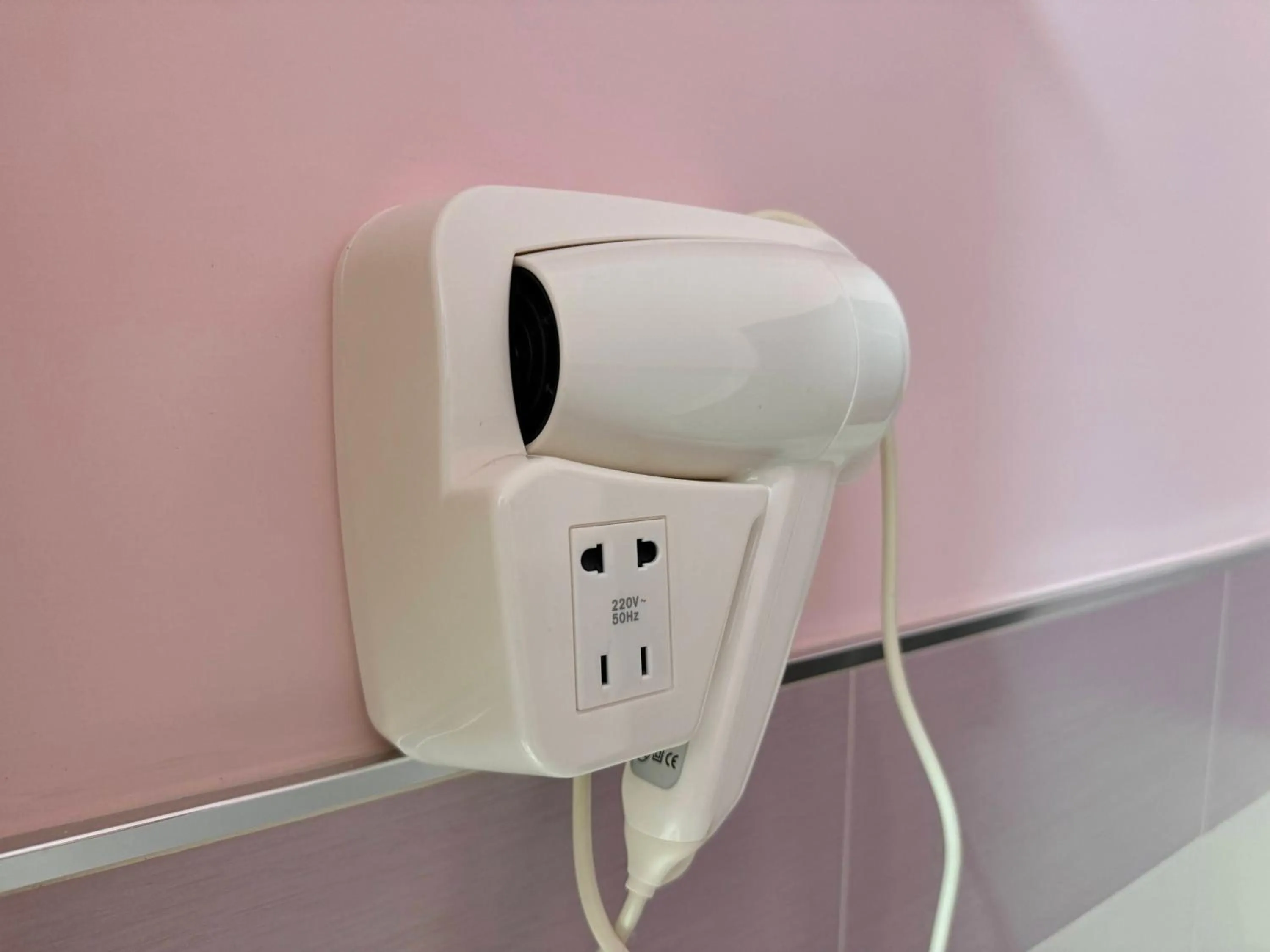 hair dryier in Brain Rooms - Centro Città, Pulizia Giornaliera, Colazione Inclusa