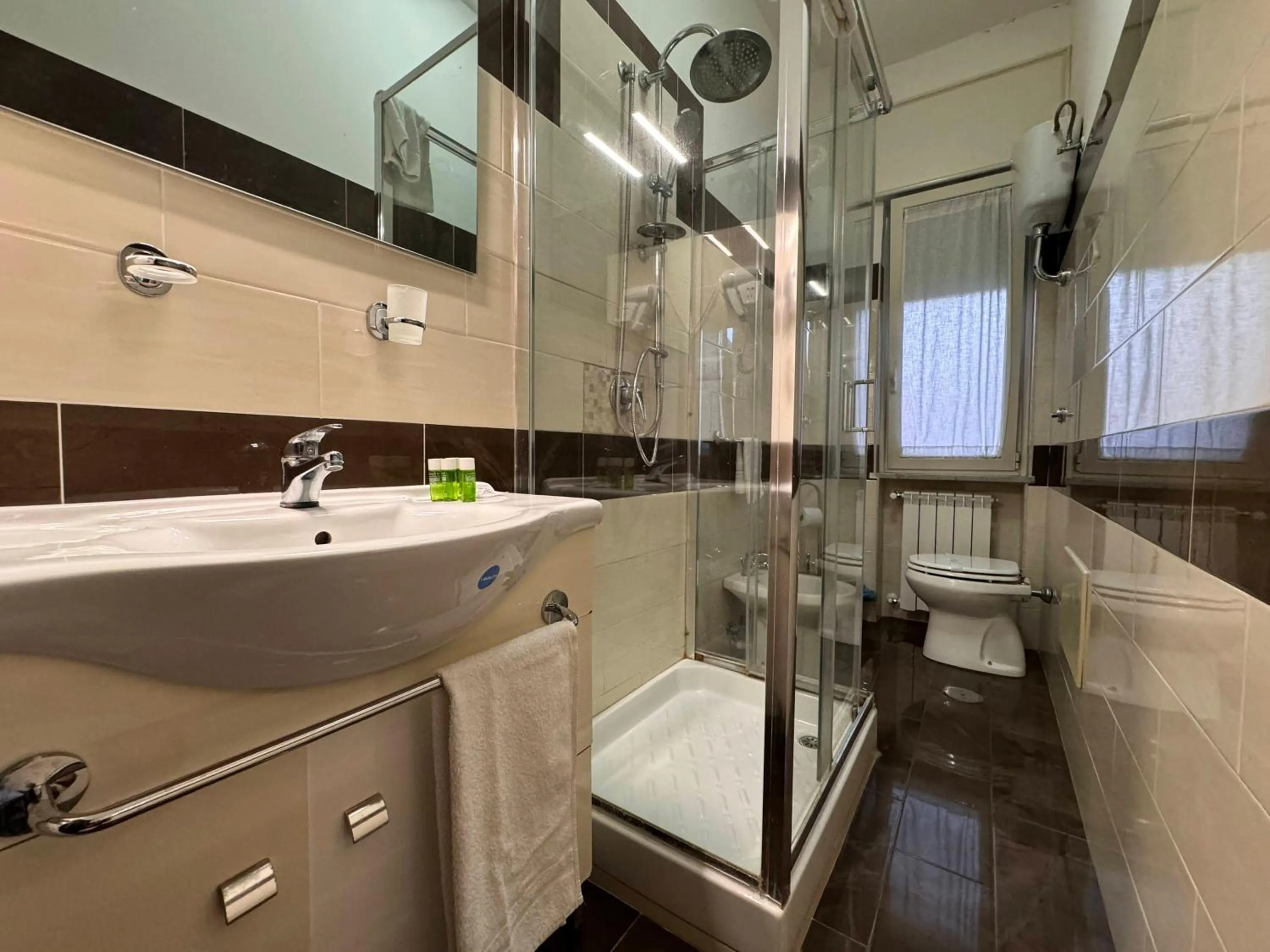 Shower in Brain Rooms - Centro Città, Pulizia Giornaliera, Colazione Inclusa