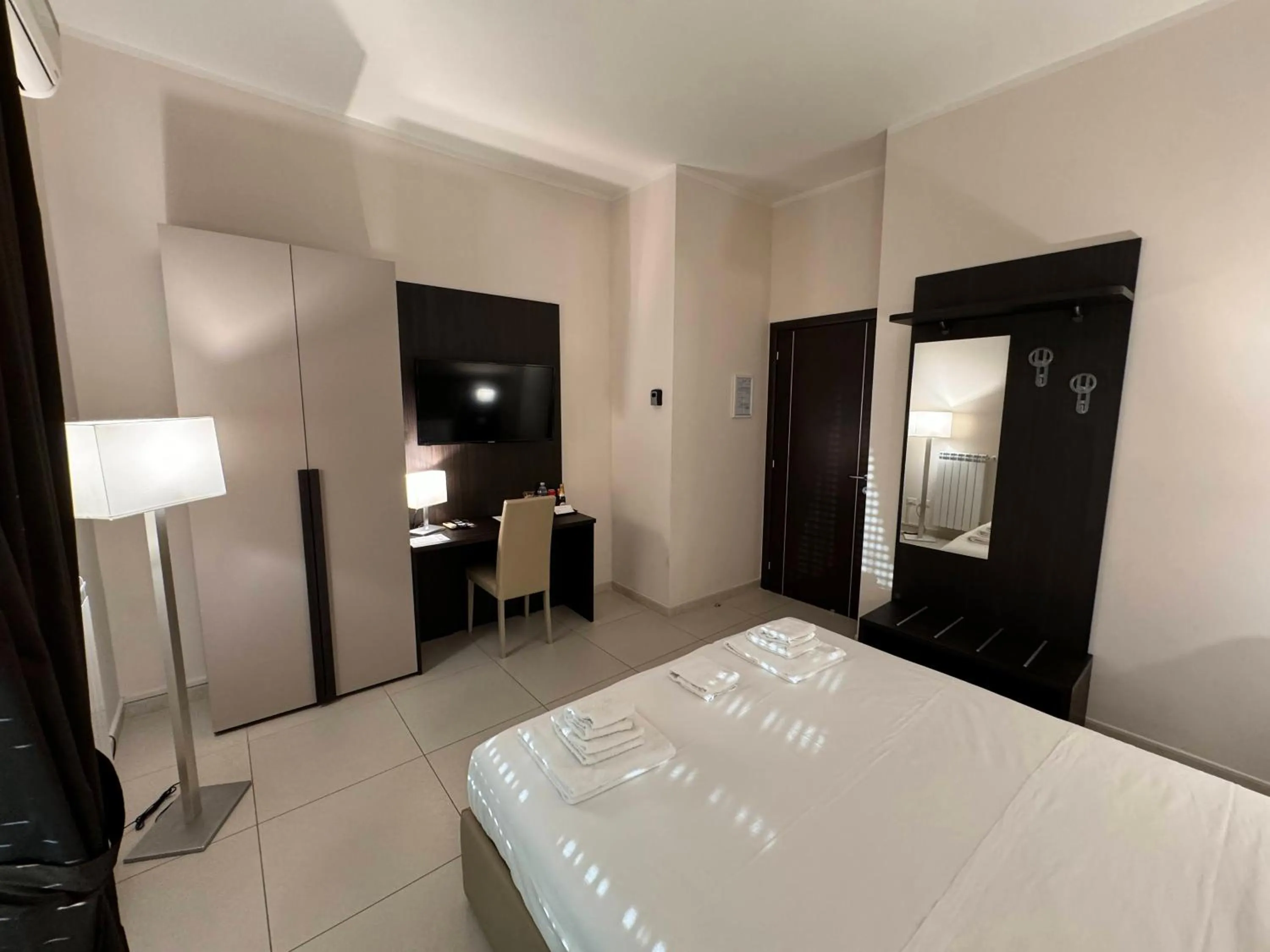 Double Room with Private External Bathroom in Brain Rooms - Centro Città, Pulizia Giornaliera, Colazione Inclusa