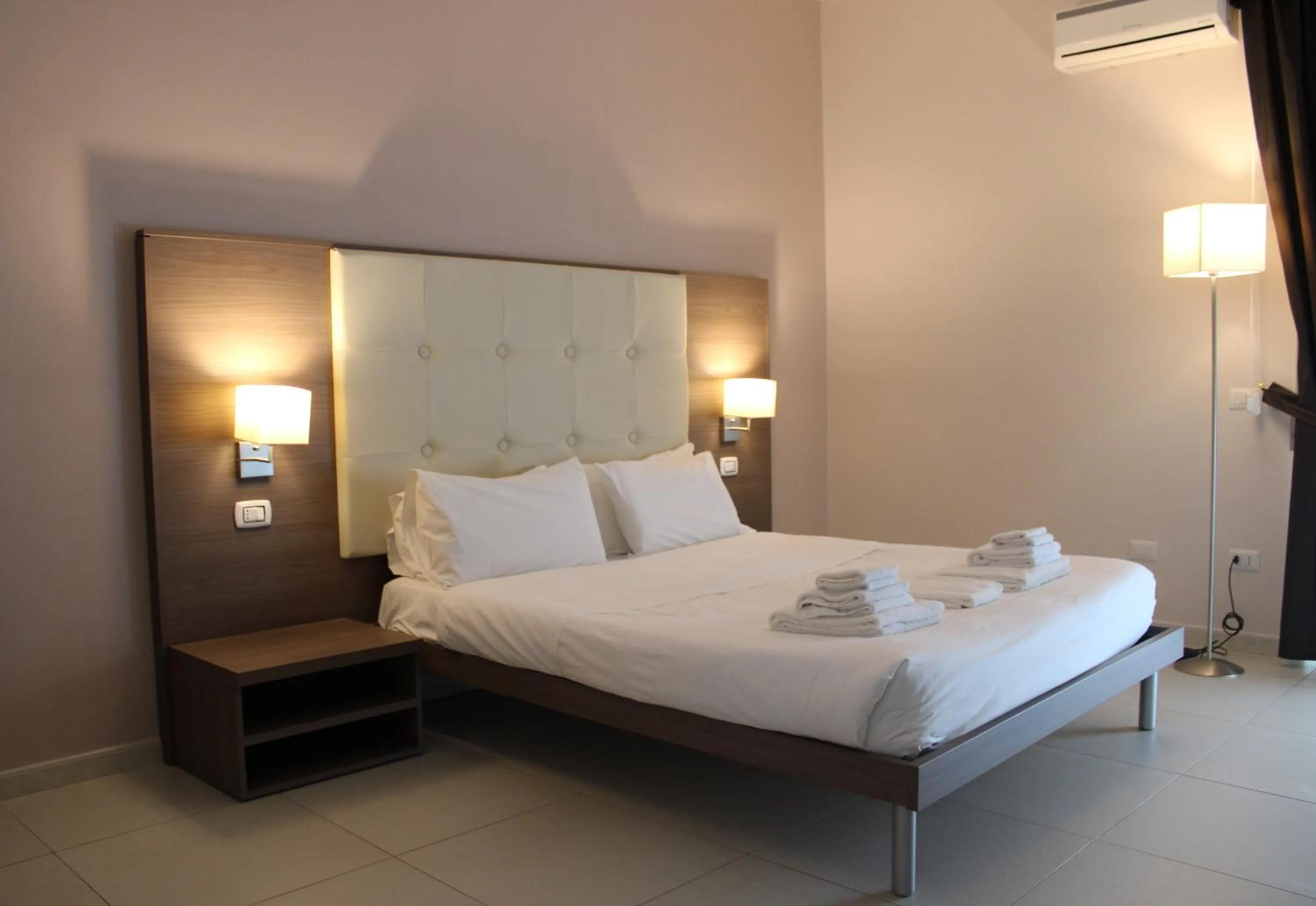 Photo of the whole room, Bed in Brain Rooms - Centro Città, Pulizia Giornaliera, Colazione Inclusa