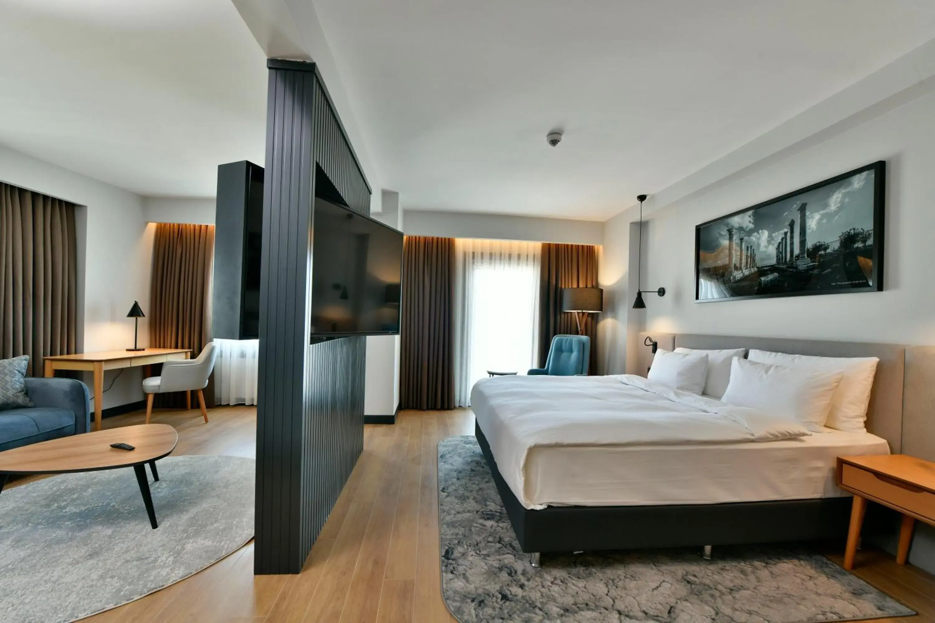 Seating area, Bed in Radisson Hotel Mersin Seating area, Bed in Radisson Hotel Mersin