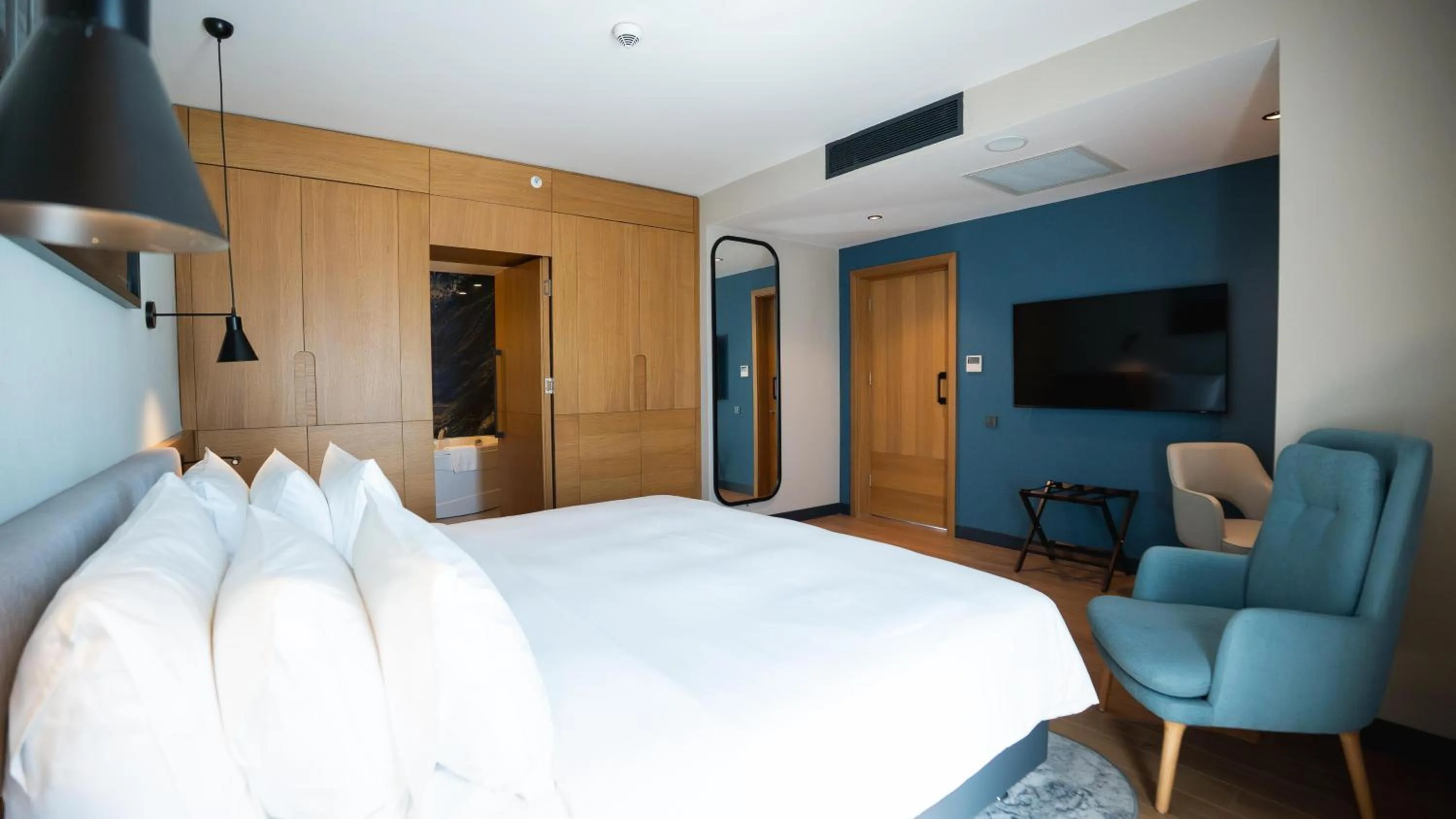 Bedroom, Bed in Radisson Hotel Mersin