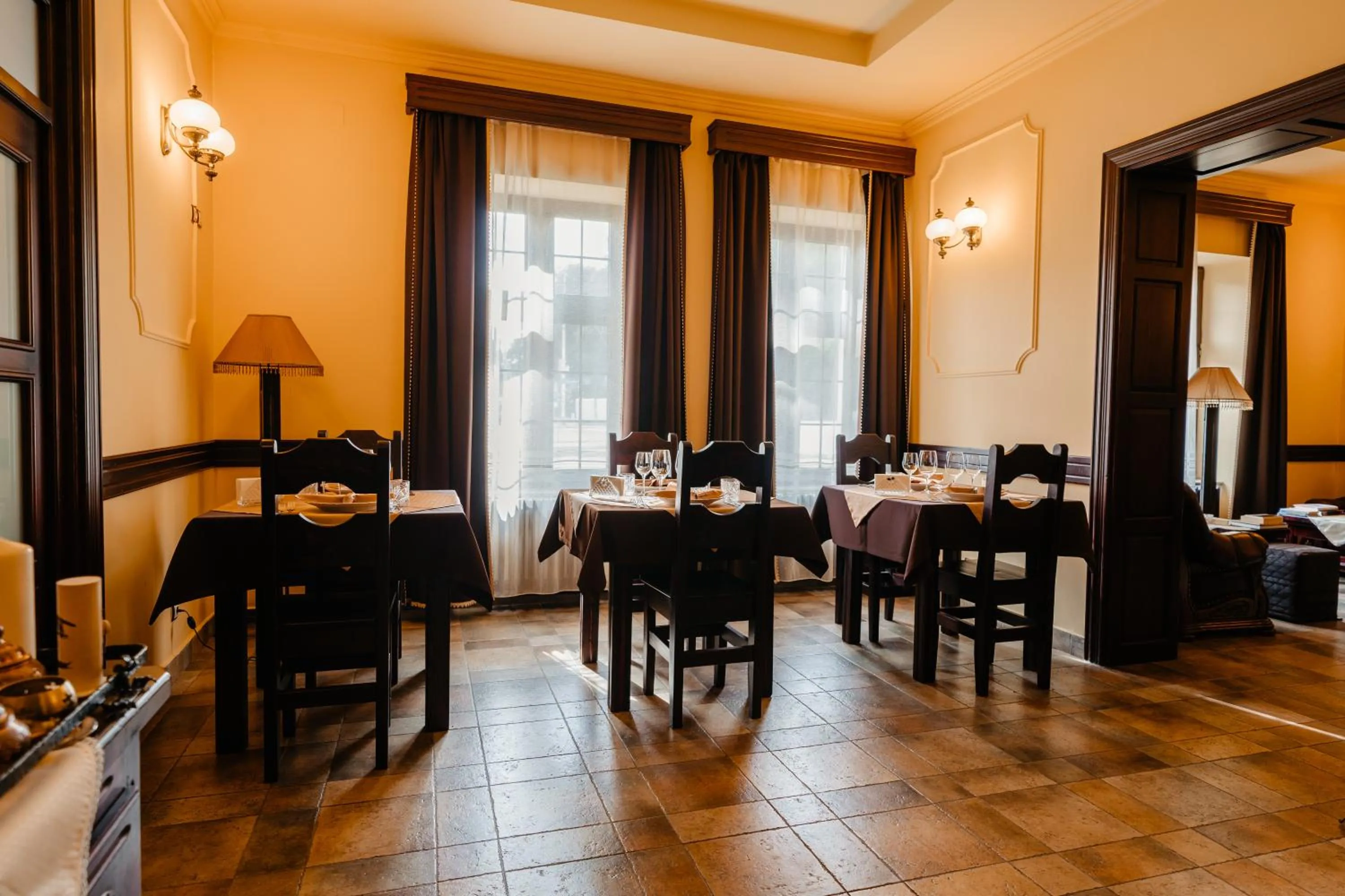 Restaurant/places to eat, Bed in IRIS BOUTIQUE 4star - Vila Turistica - Centru Vatra Dornei - SELF CHECK-IN