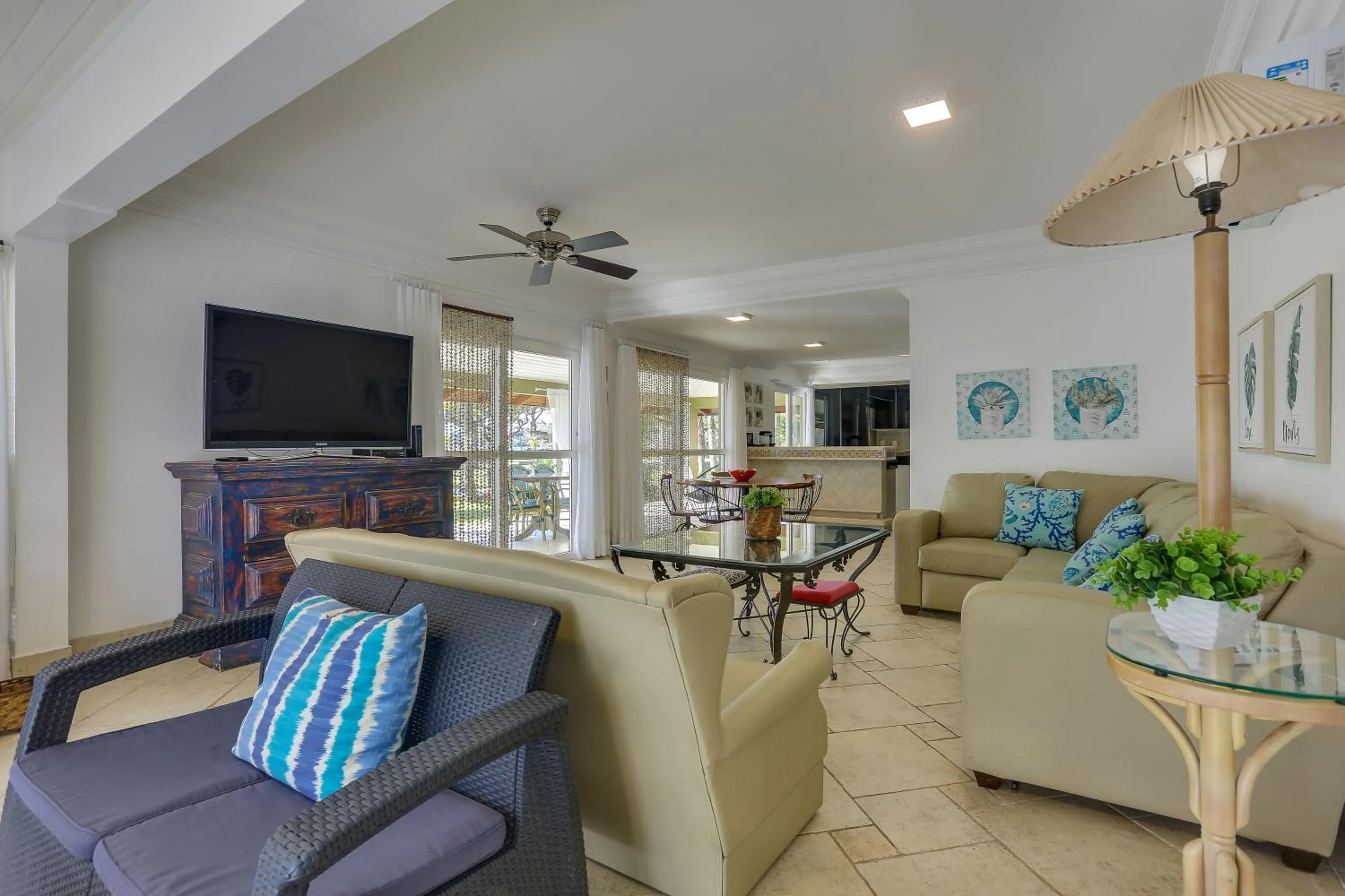 Communal lounge/ TV room in Villas Jurerê Residences