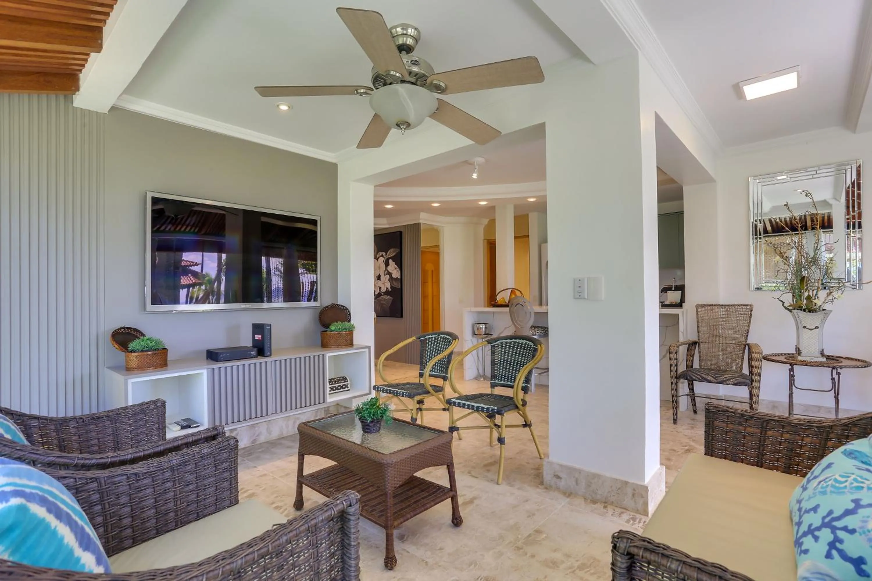 Communal lounge/ TV room in Villas Jurerê Residences