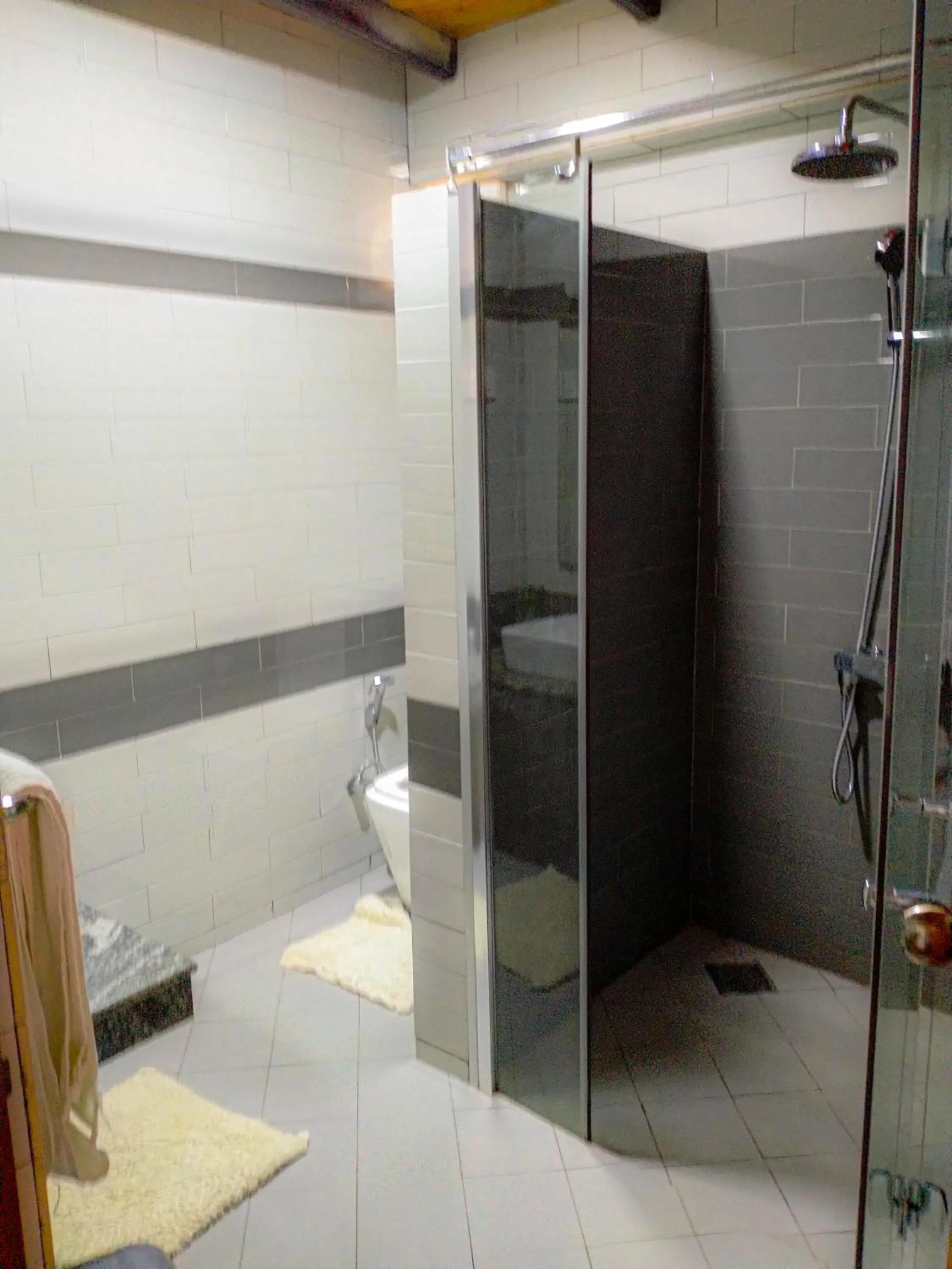 Shower in MANUDI Glenfallsedge Rest