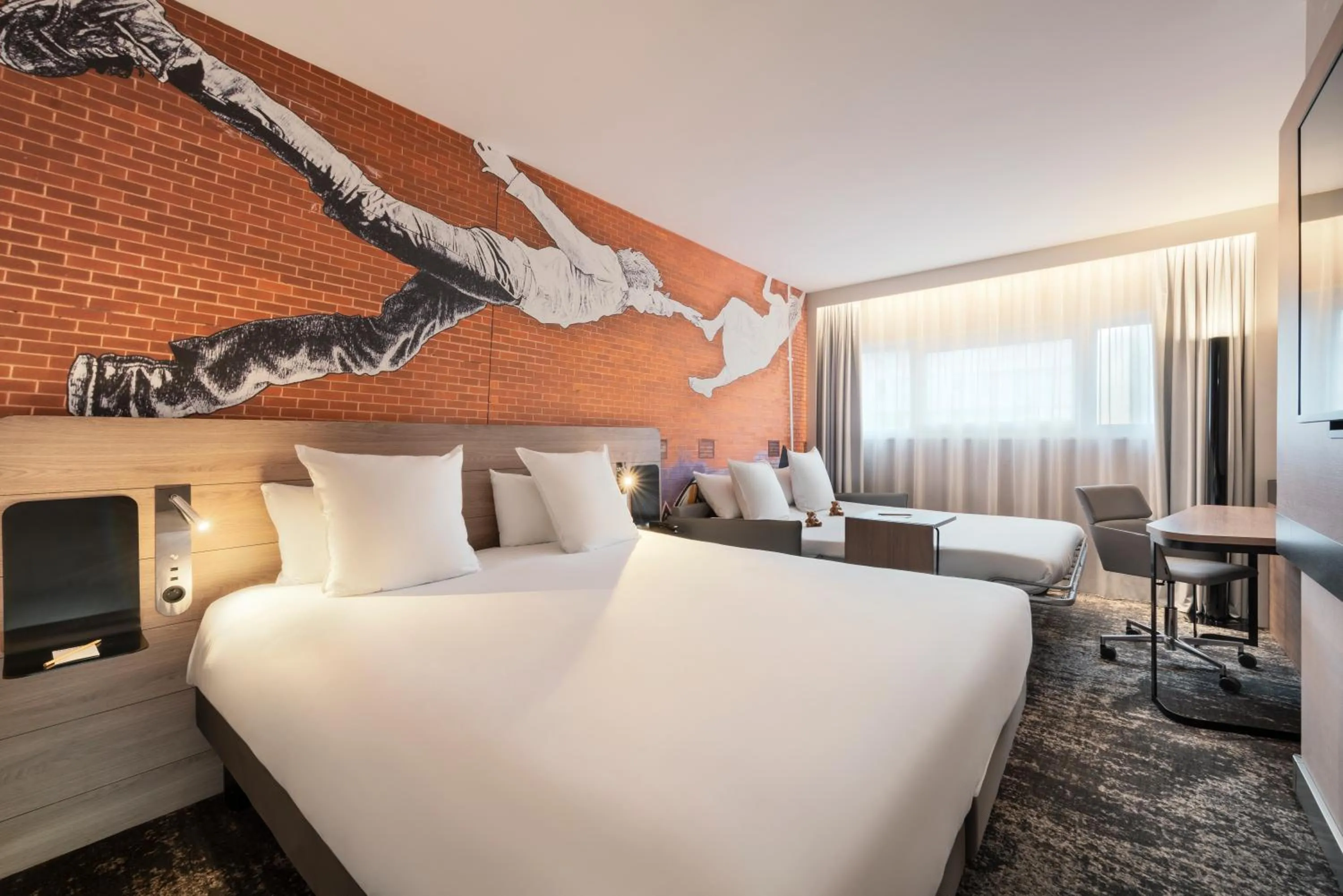 Photo of the whole room, Bed in Novotel Paris La Défense Nanterre